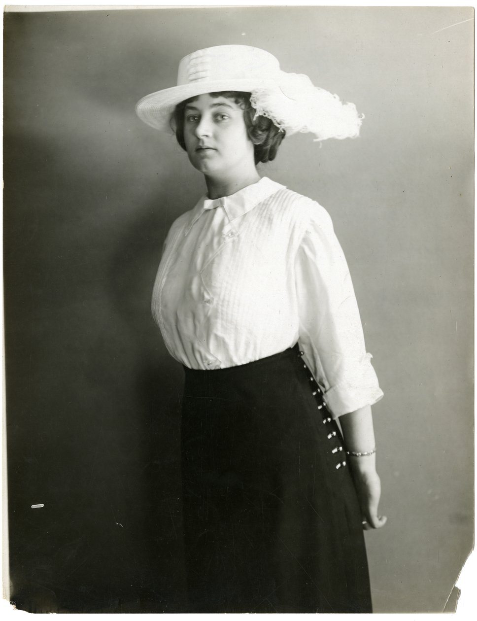 Blusa de seda y sombrero blanco, McCreery de Jessie Tarbox Beals