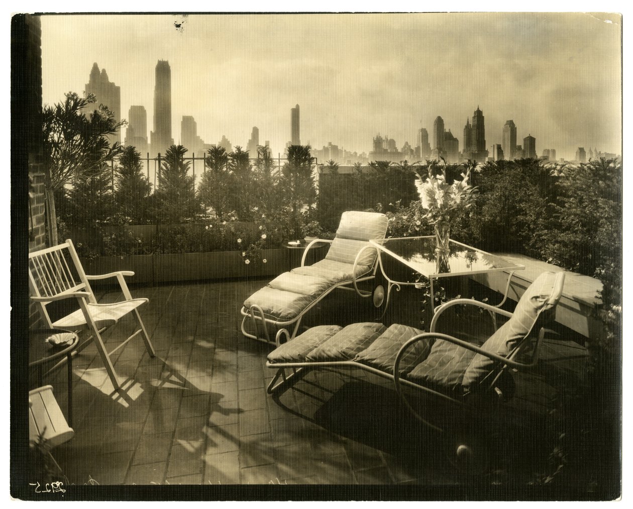 Terraza de la Sra. Alice Woodward Rhinehardt, 400 E 52 St, c.1936-37 de Jessie Tarbox Beals