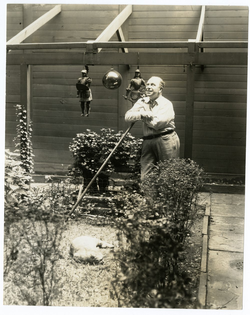 Tony Sarg en su jardín de Jessie Tarbox Beals