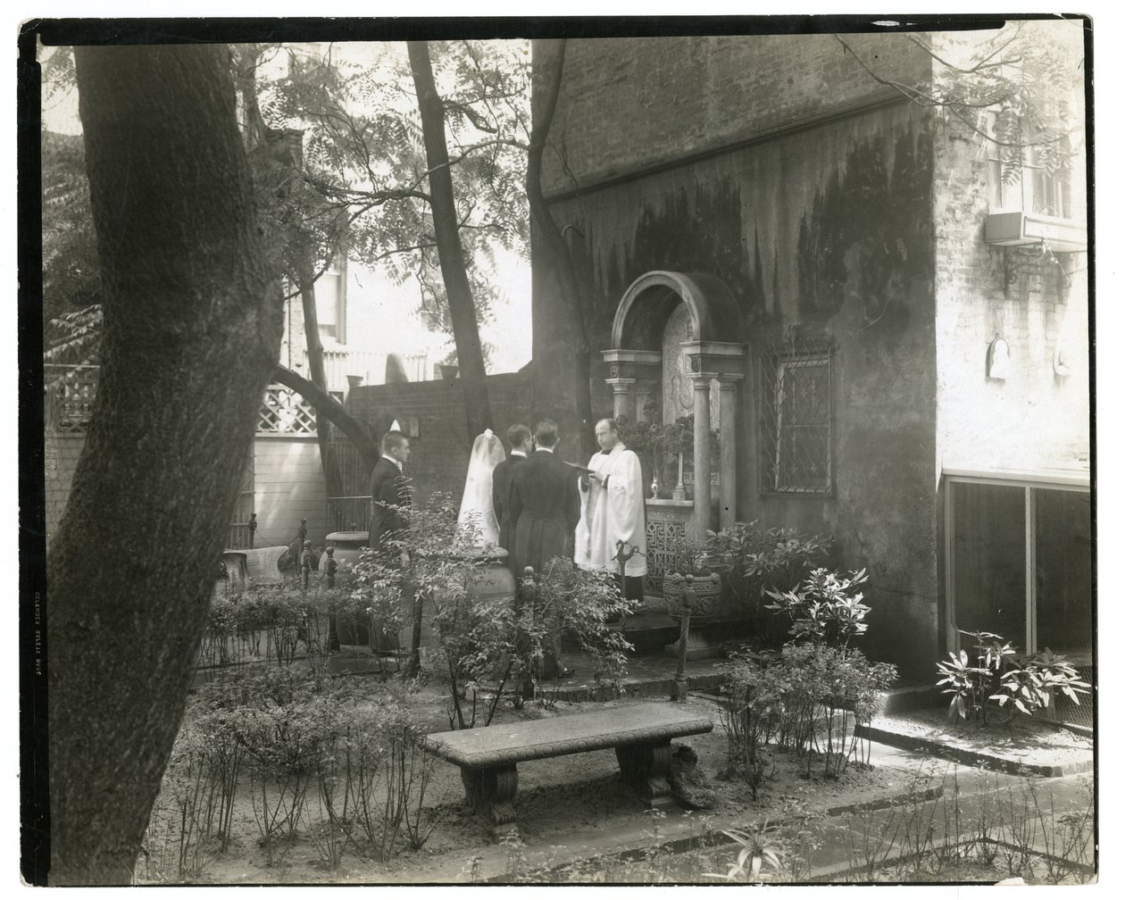 Boda en la Iglesia de San Juan, West 11 St, c.1938-39 de Jessie Tarbox Beals