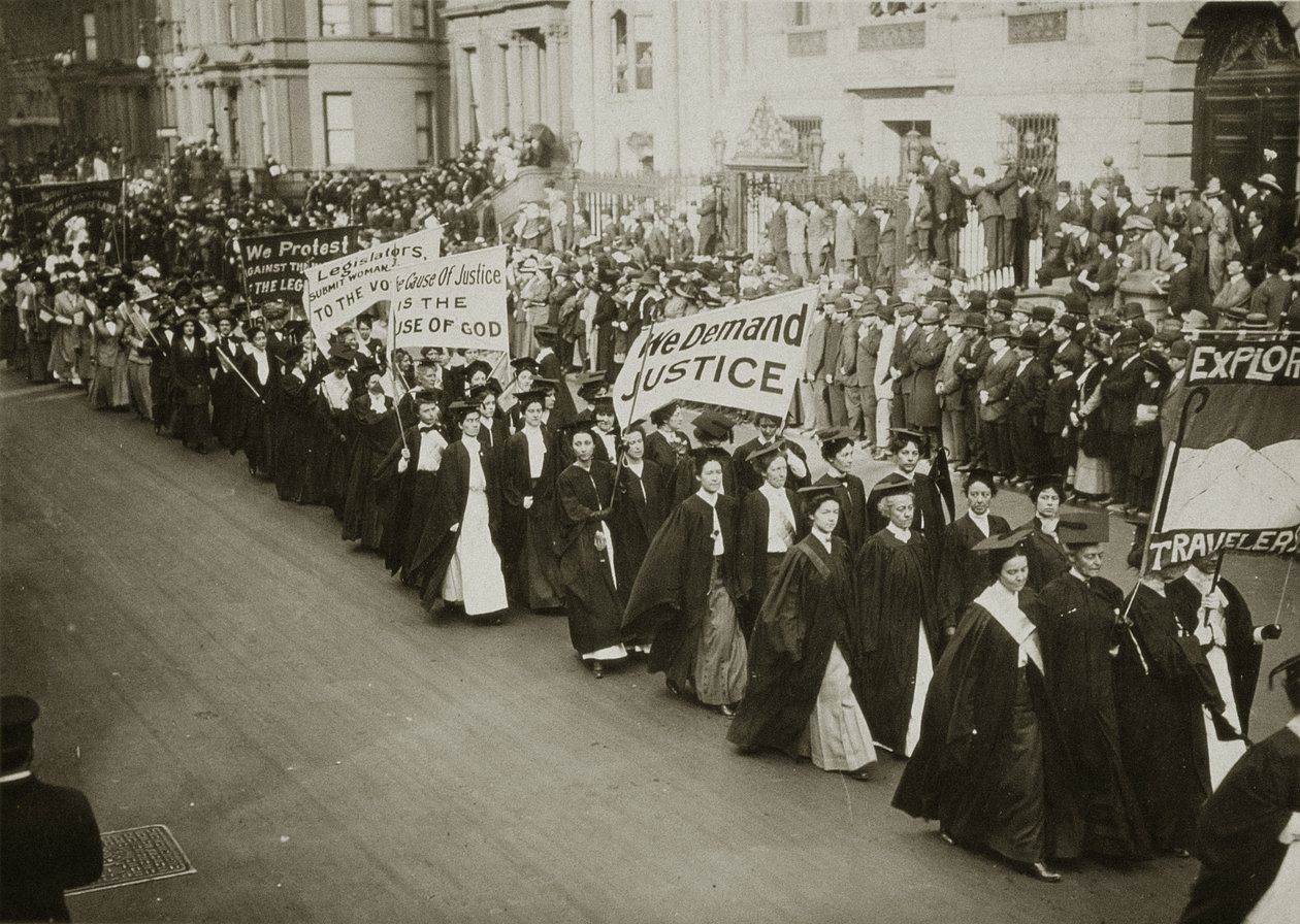 Mujeres con toga académica marchando en un desfile por el sufragio en Nueva York, 1910 de Jessie Tarbox Beals