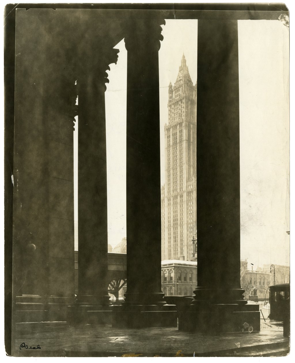 Edificio Woolworth, la torre construida con monedas de cinco y diez centavos, Nueva York, EE.UU., c.1914-40 de Jessie Tarbox Beals