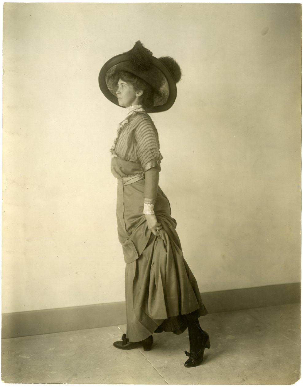 Modelo con sombrero emplumado, c.1905-18 de Jessie Tarbox Beals