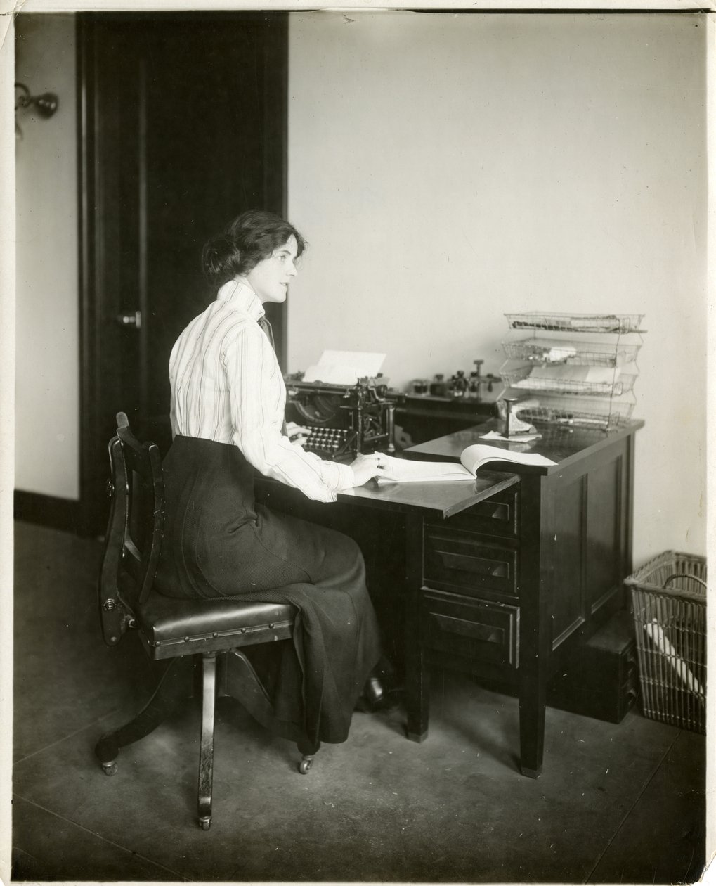 Modelo con máquina de escribir, c.1905-18 de Jessie Tarbox Beals