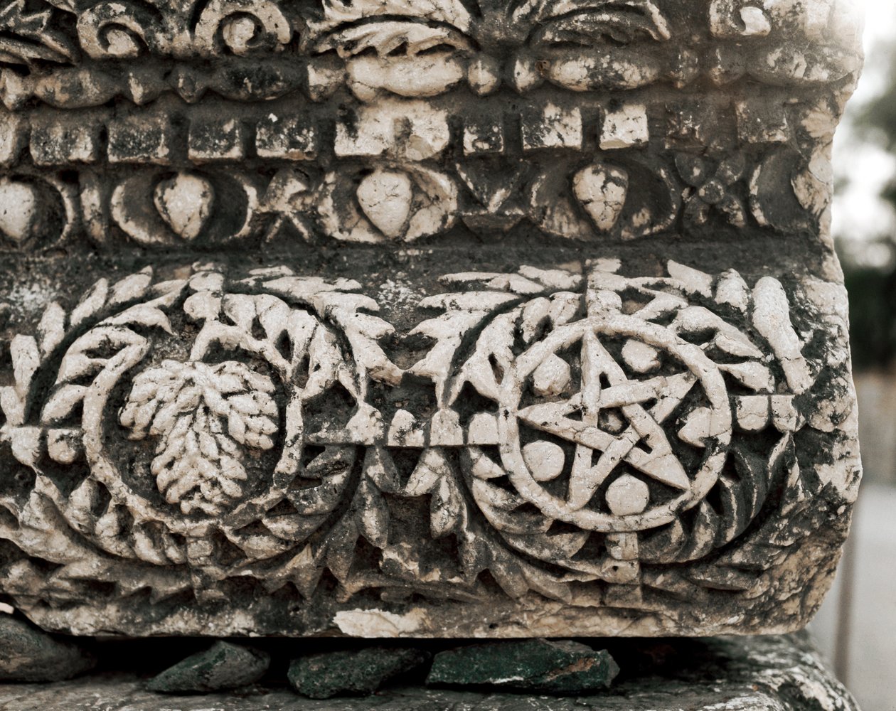 (detalle) de capitel mostrando la estrella de David, siglo II-III de Jewish School