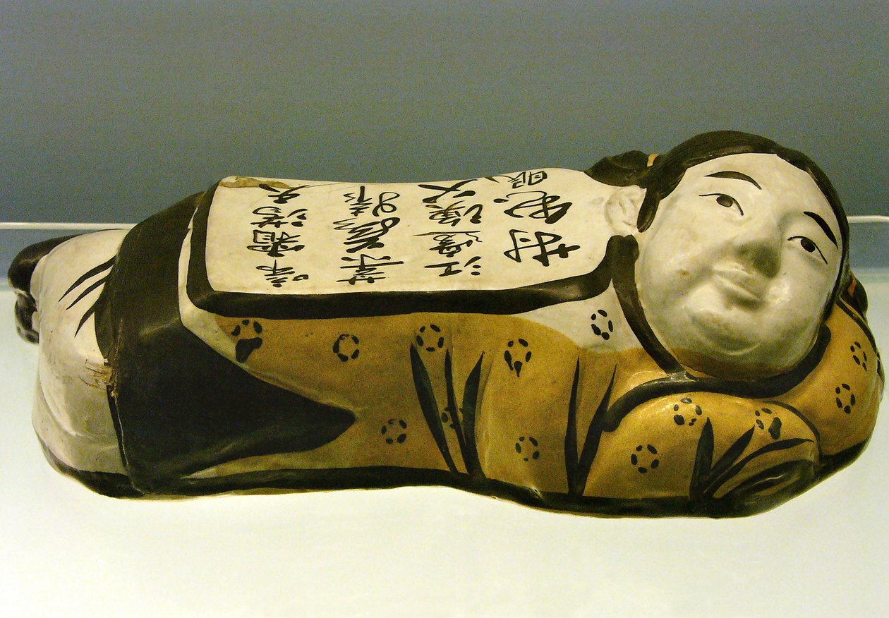 Cerámica, almohada en forma de niño, con un poema que evoca un paisaje nocturno, de Cizhou, Dinastía Jin (1115-1234), Museo Nacional de Shanghái. Fotografía, Leonard de Selva, China, 2006 de Jin Dynasty Chinese School