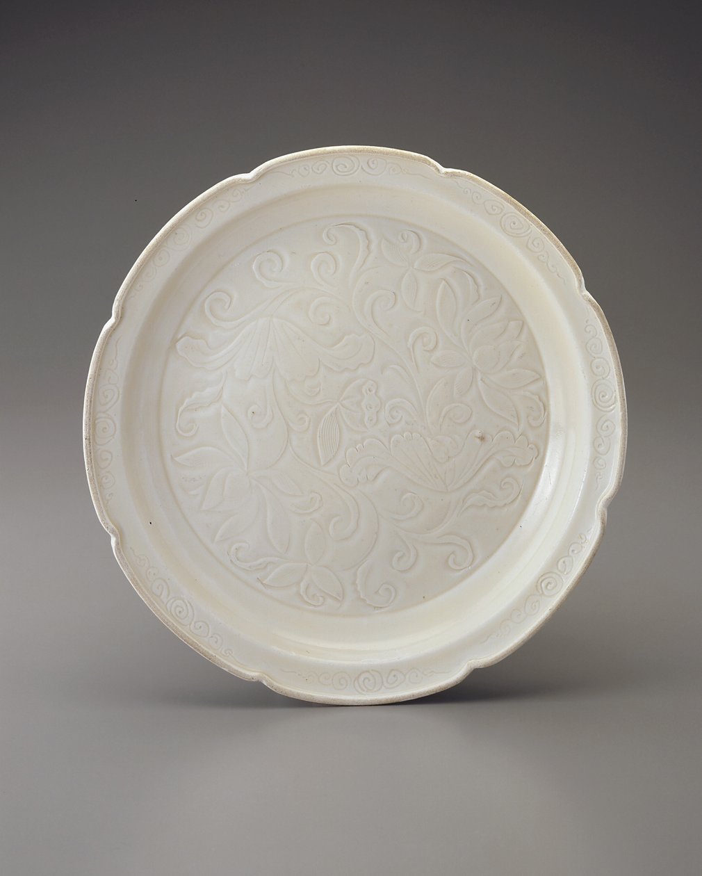 Plato con borde foliado y decoración tallada, provincia de Hebei de Jin Dynasty Chinese School