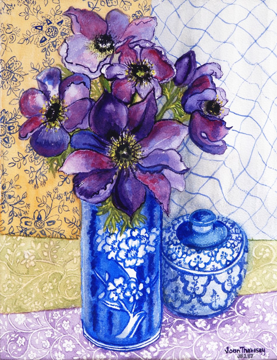 Anémonas en un jarrón azul y blanco con olla y textiles, 2012 de Joan Thewsey