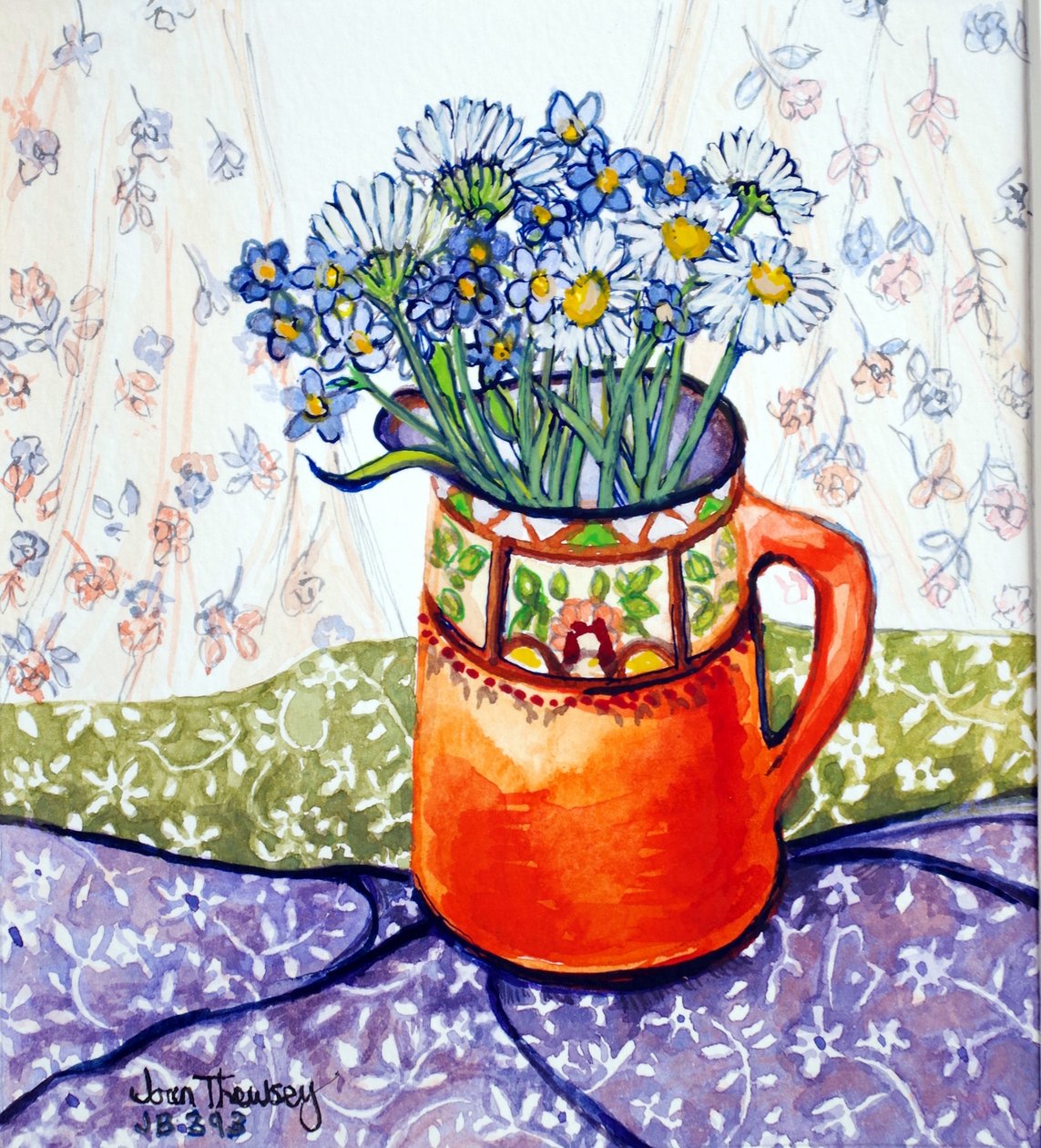 Margaritas y nomeolvides, jarra naranja y tela estampada, 2015 de Joan Thewsey