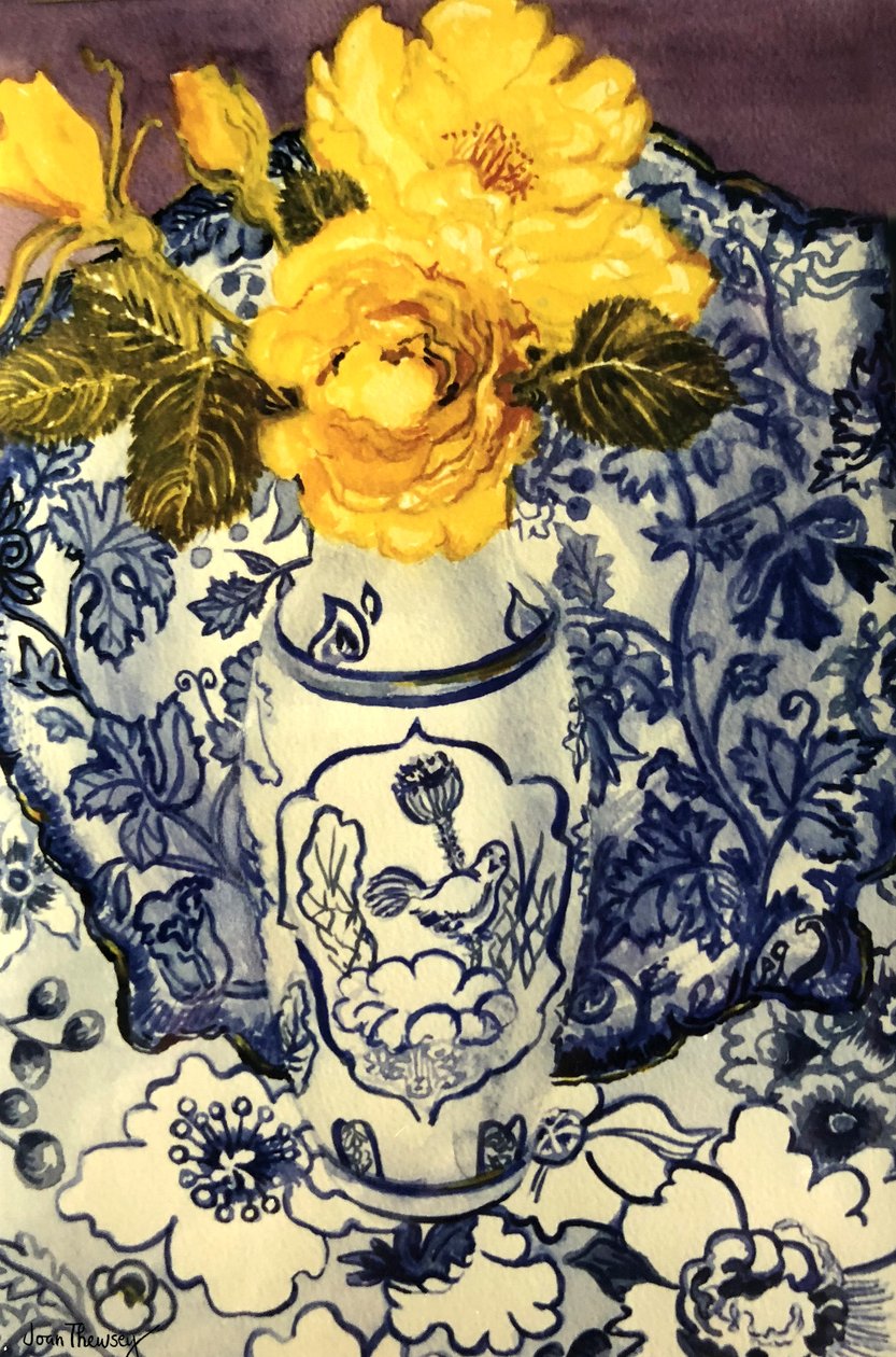 Rosas amarillas en un jarrón azul y blanco con textiles azules y blancos estampados de Joan Thewsey