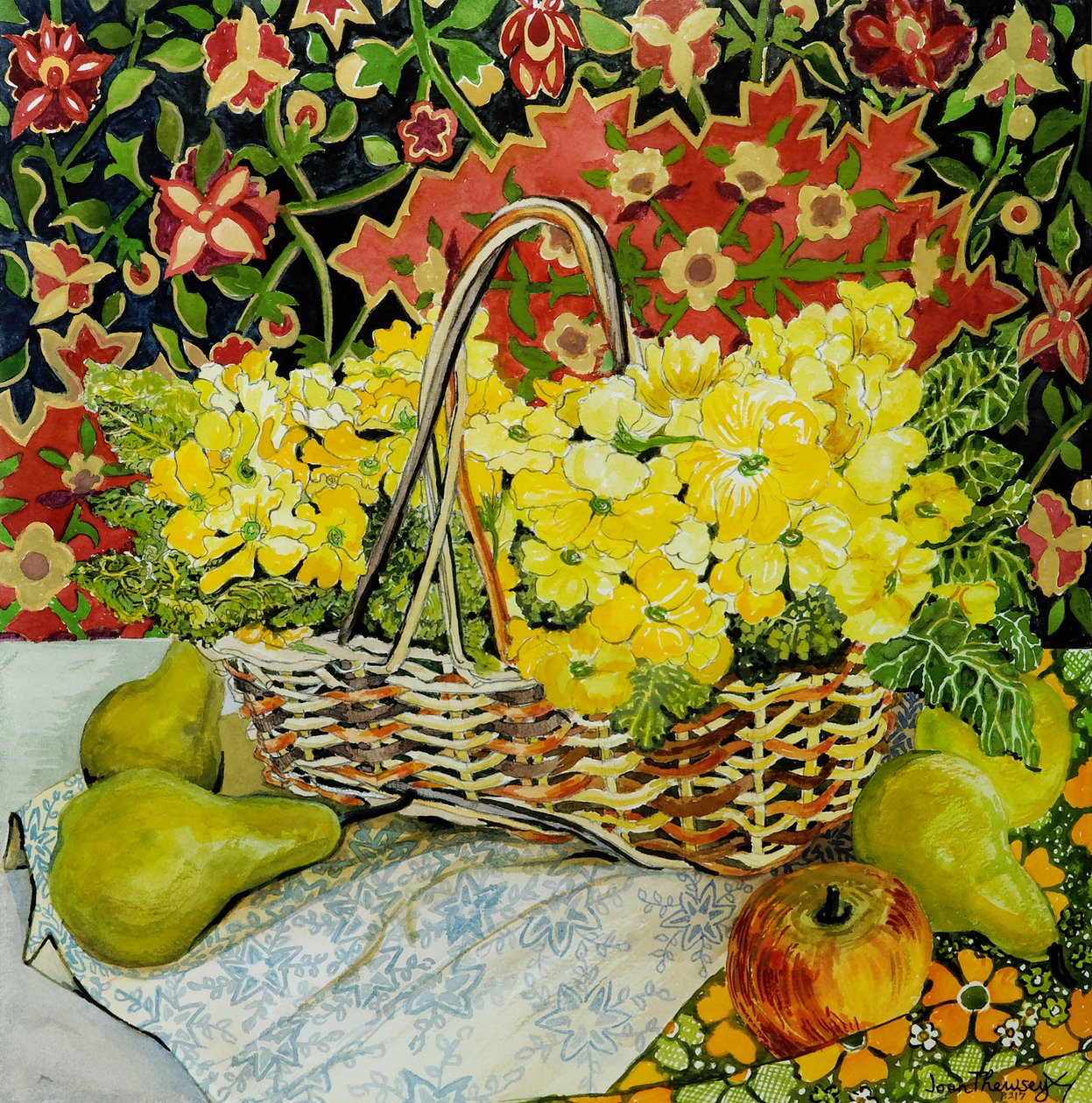 Primaveras amarillas en una cesta, con frutas y textiles de Joan Thewsey