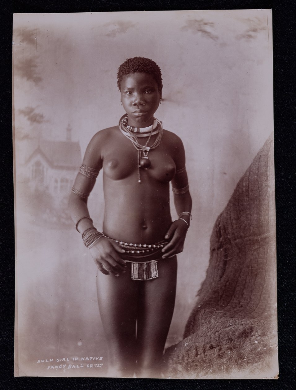Chica zulú en vestido de baile de fantasía nativa, c.1895 de Joe Barnett