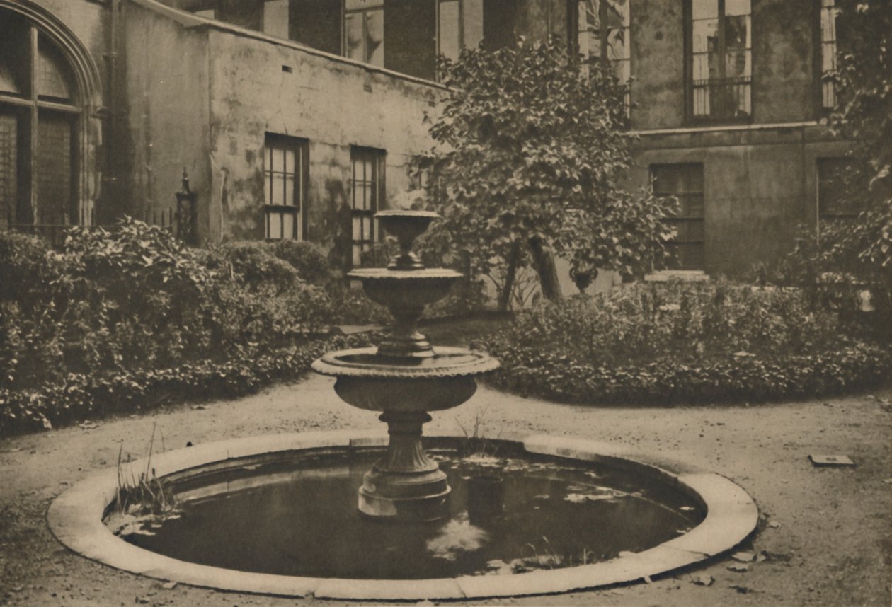 Antiguo Árbol de Morera y Fuente en el Jardín de Drapers Hall, c1935 de Joel