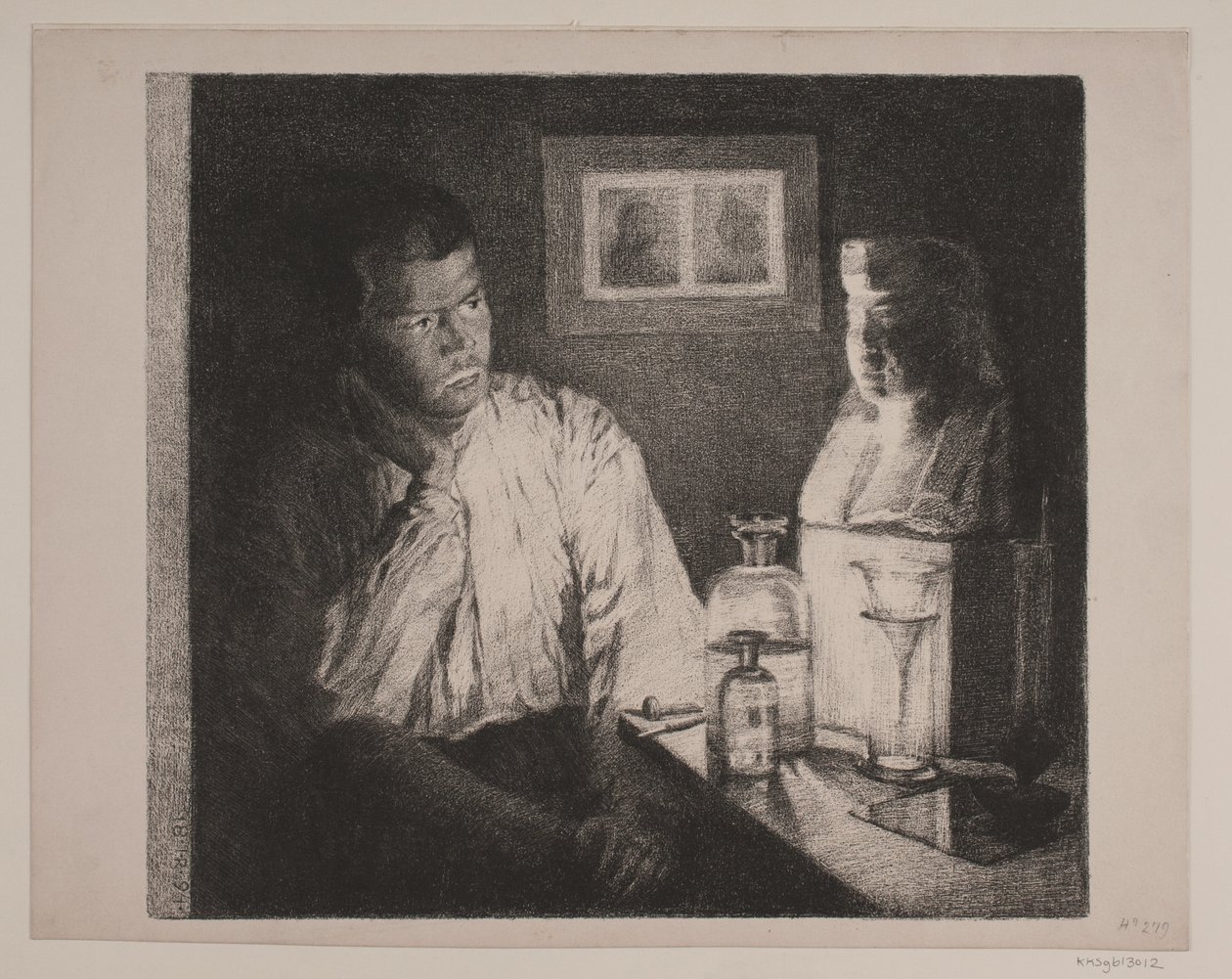 Un hombre observando un busto de Johan Rohde