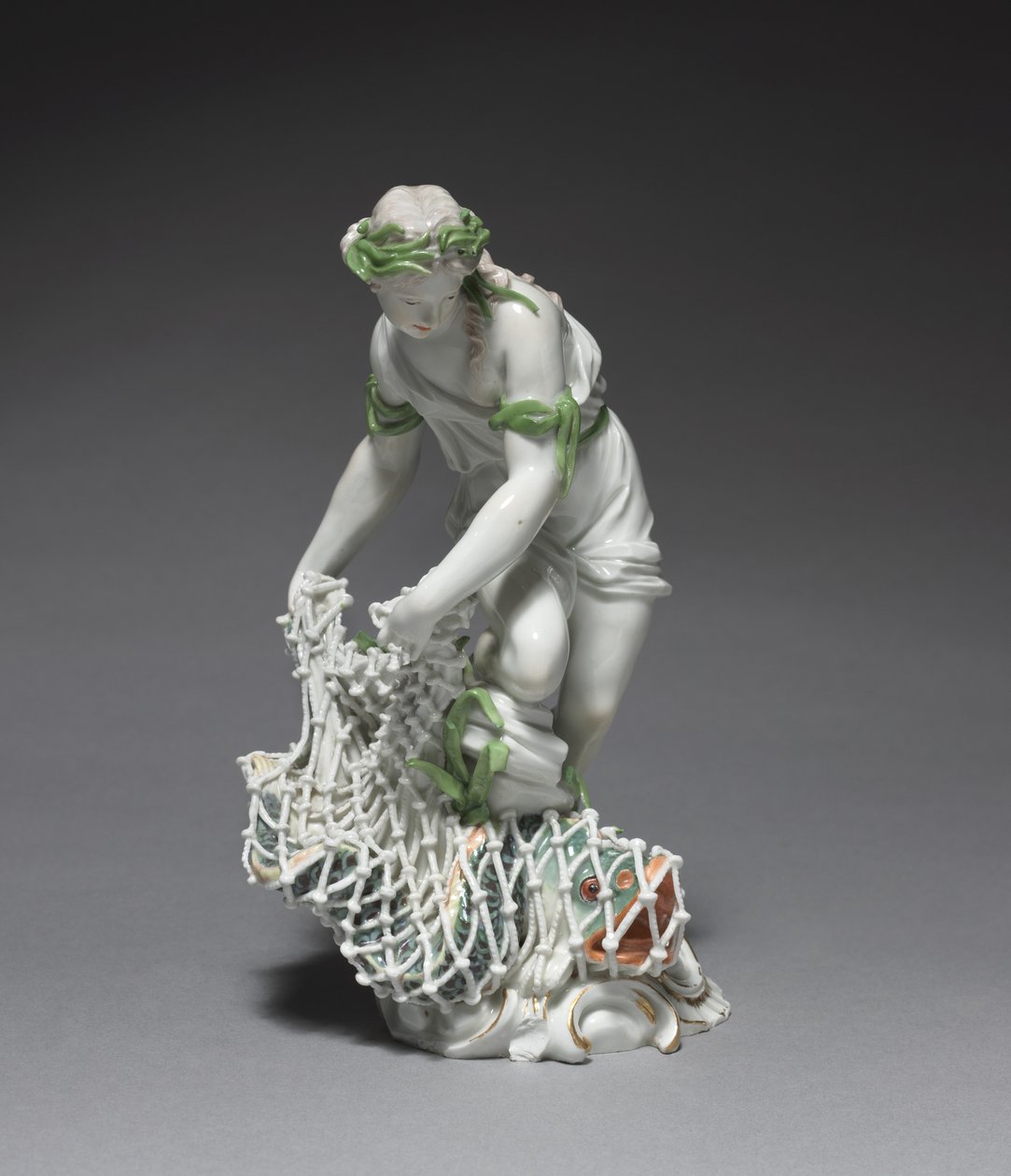 Pescadora, manufactura Fábrica de Porcelana de Ludwigsburg, Alemania, c.1765 (porcelana con esmalte y decoración dorada) de Johann Christian Wilhelm Beyer