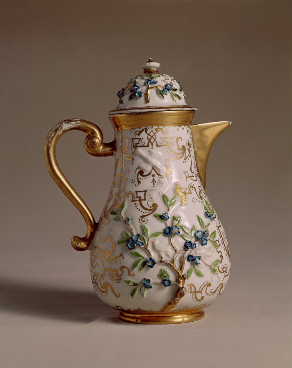 Cafetera, decorada con relieve aplicado, Meissen, c.1710 de Johann Friedrich Bottger