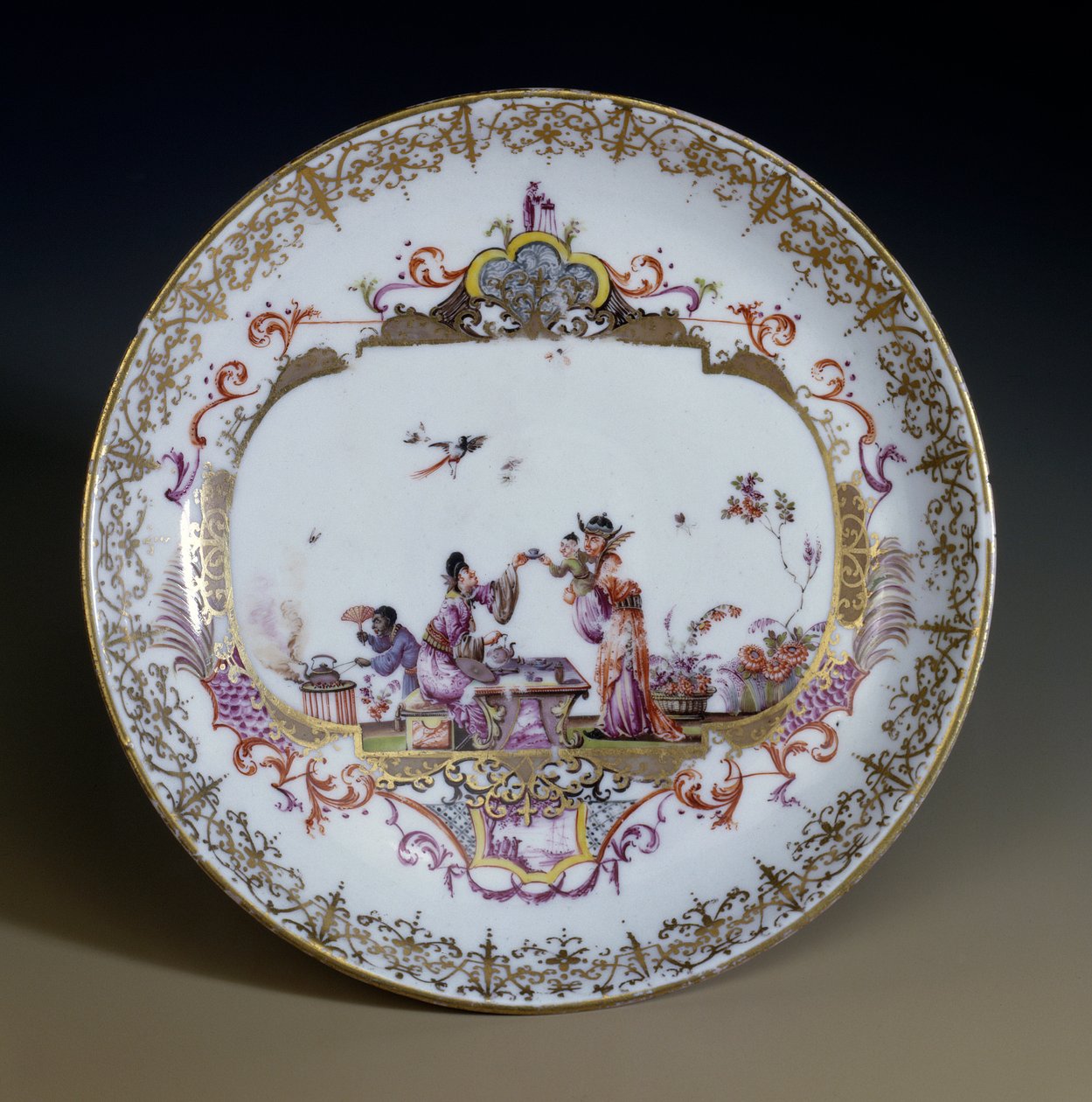 Arte alemán: Porcelana de Meissen. Chinoiserie representando personajes asiáticos bebiendo té. Platillo decorado por Johann Gregor Hoeroldt, circa 1730. París, Artes Decorativas de Johann Gregor Herold