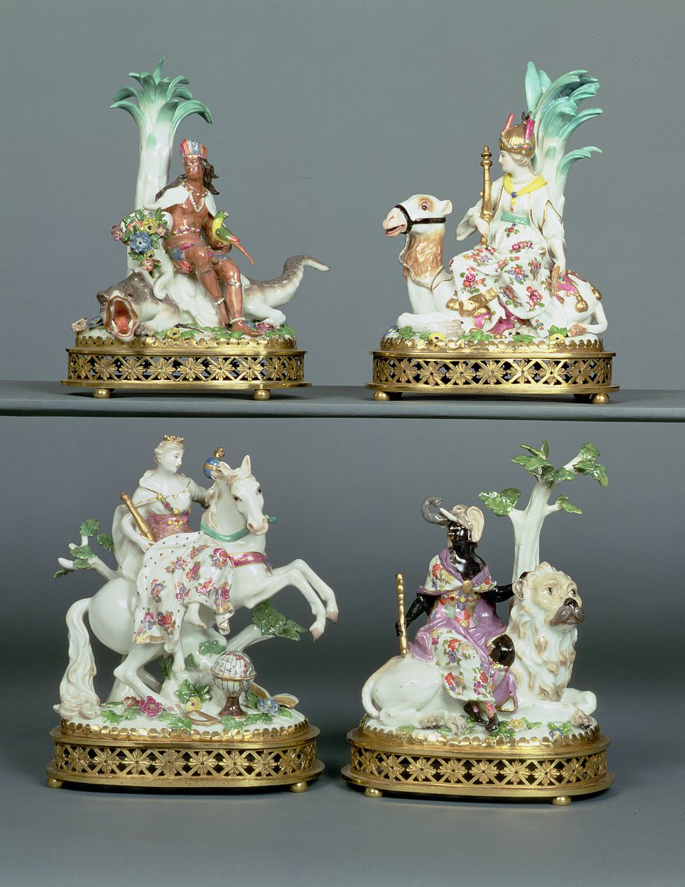 Cuatro grupos de Meissen representando los Cuatro Continentes montados con ormolu de Luis XVI, modelados por Johann Joachim Kandler, mediados del siglo XVIII de Johann Joachim Kaendler