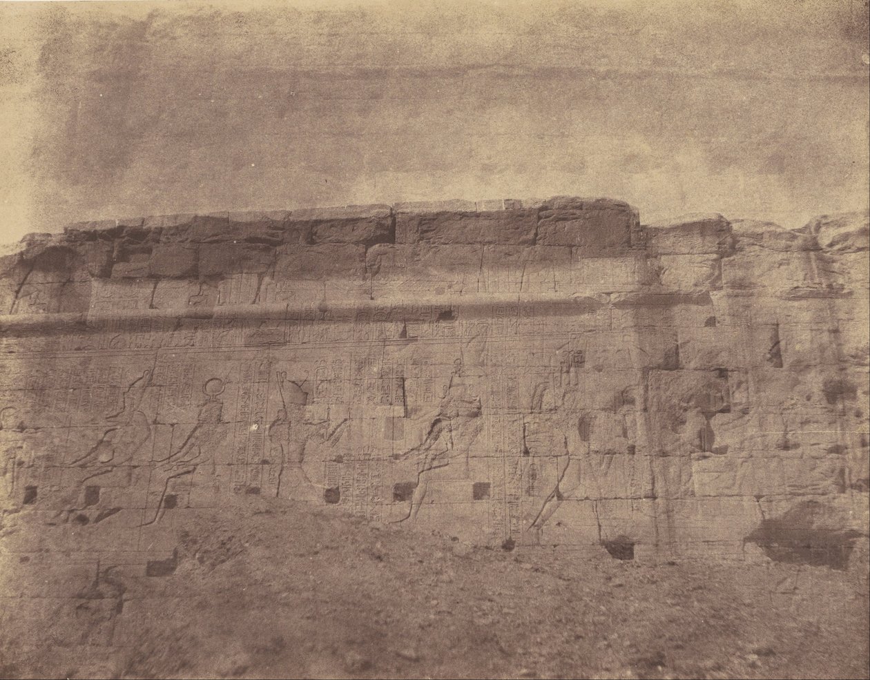 (Edfou, esculturas e inscripciones de la fachada oriental del muro de la cerca) de John Beasly Greene