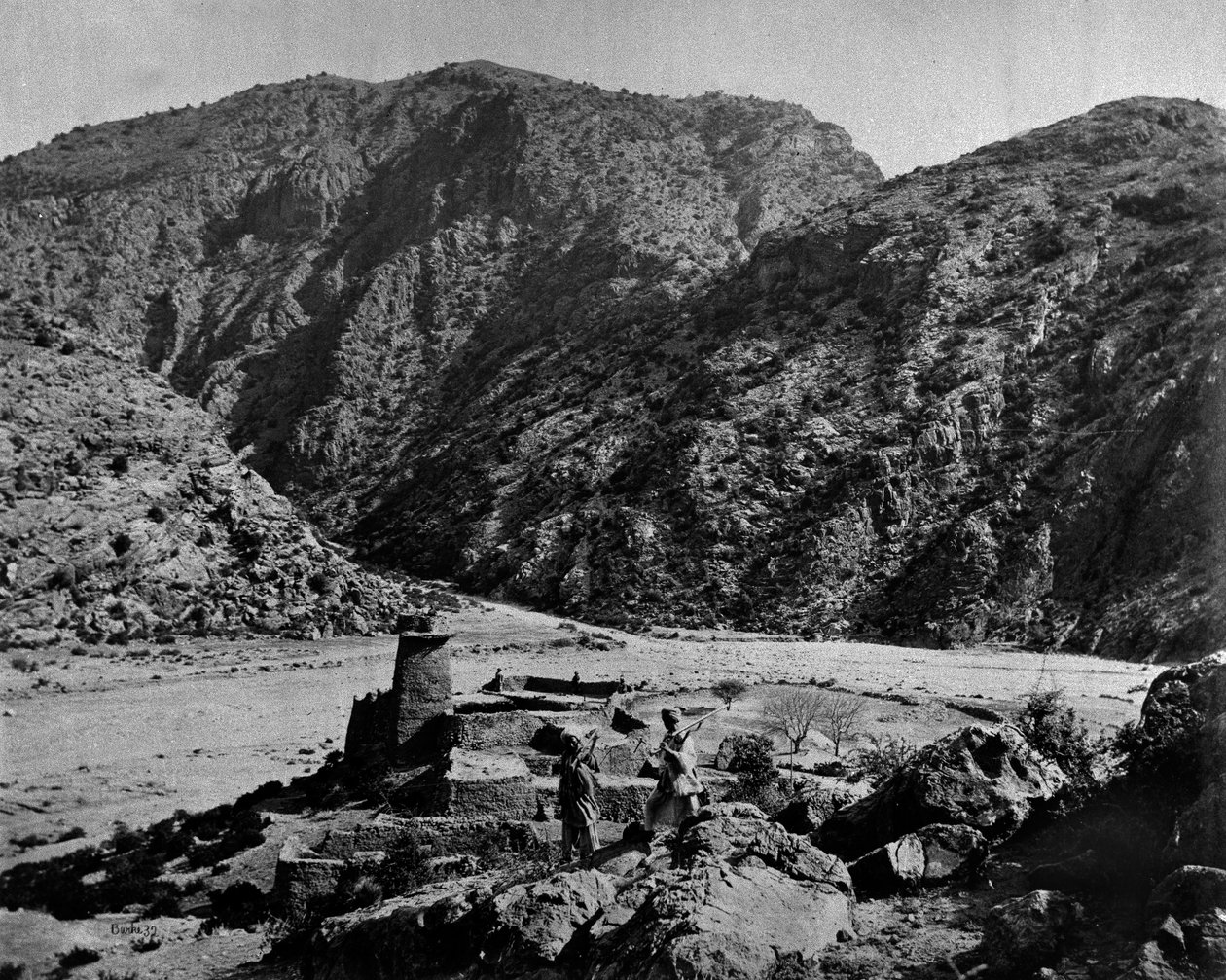 Un fuerte con hombres armados en primer plano, 1878-79 de John Burke