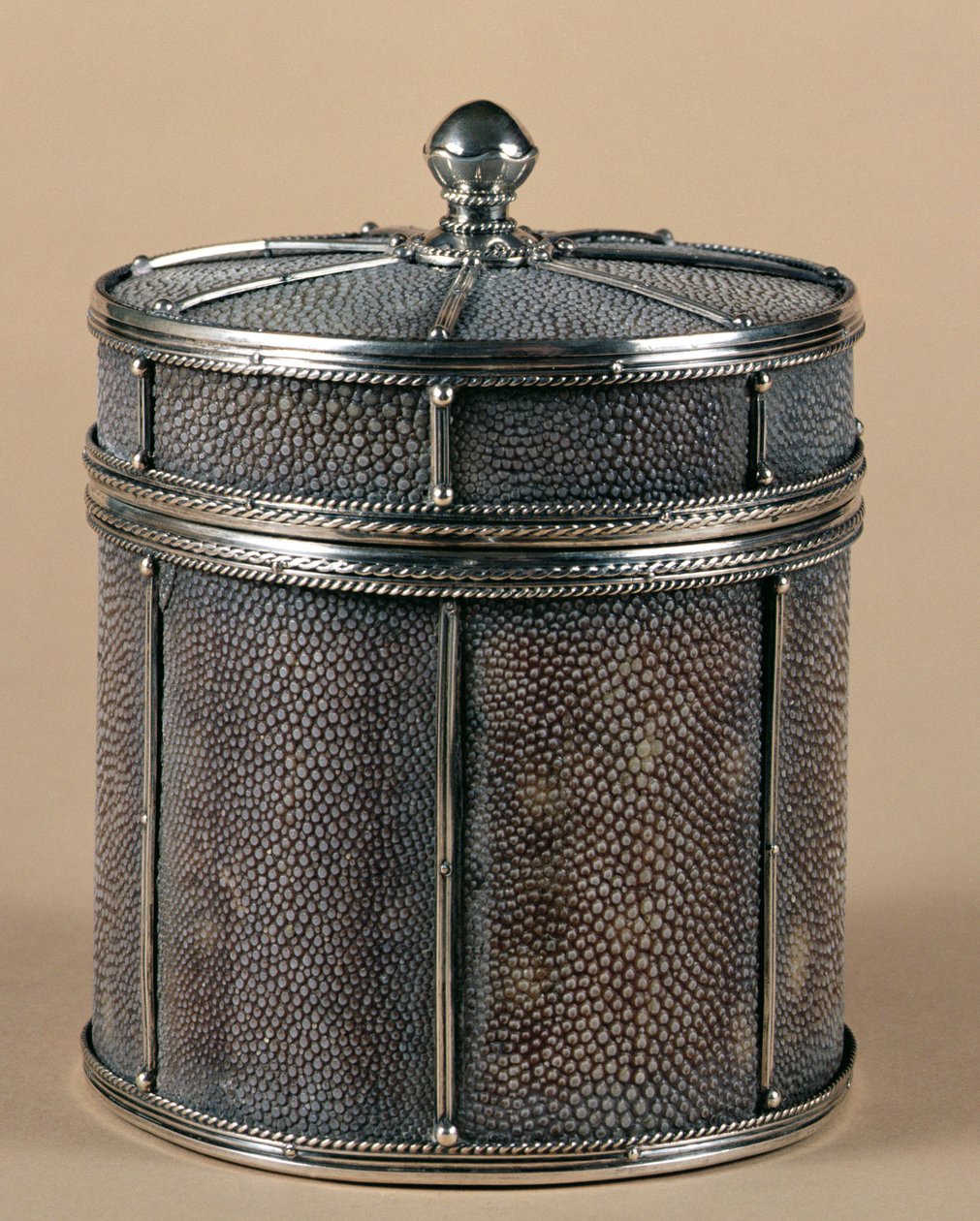 Caja de cigarrillos con lados de galuchat, 1928 de John Paul Cooper
