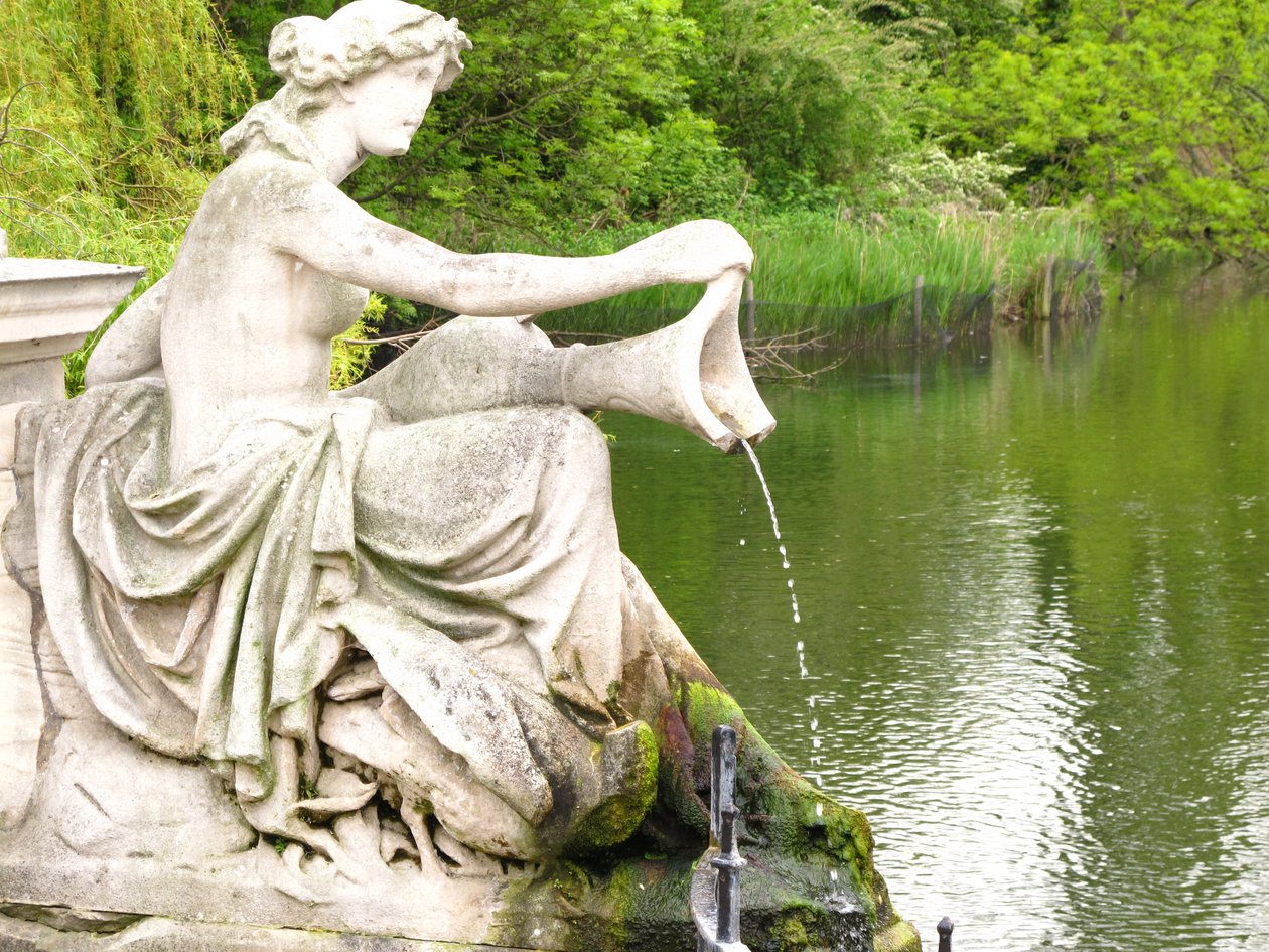 Ninfa del agua, detalle de una fuente en el Jardín Italiano, 1861 de John Thomas