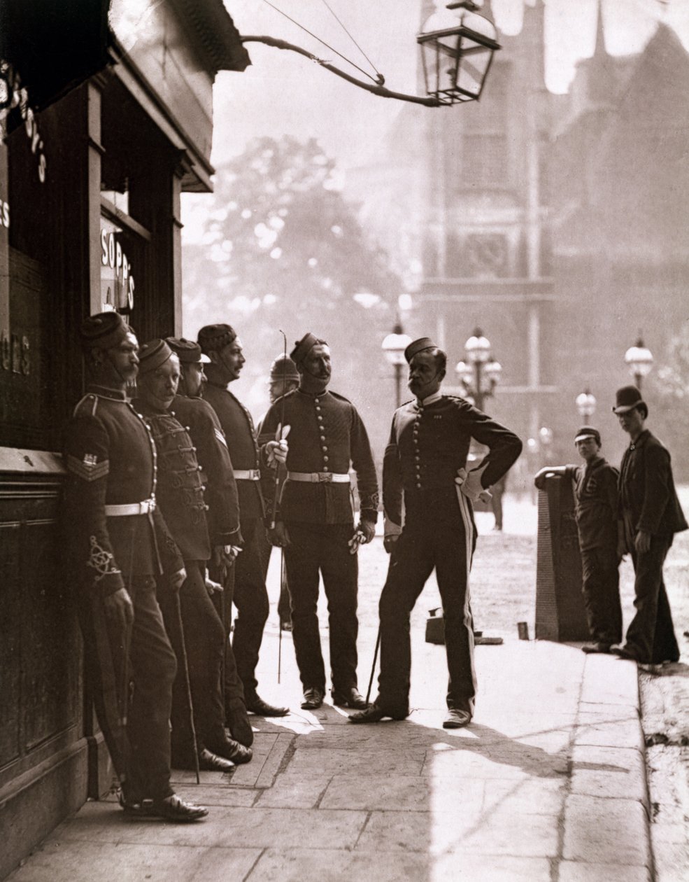 Sargentos de reclutamiento en Westminster, 1876-77 de John Thomson