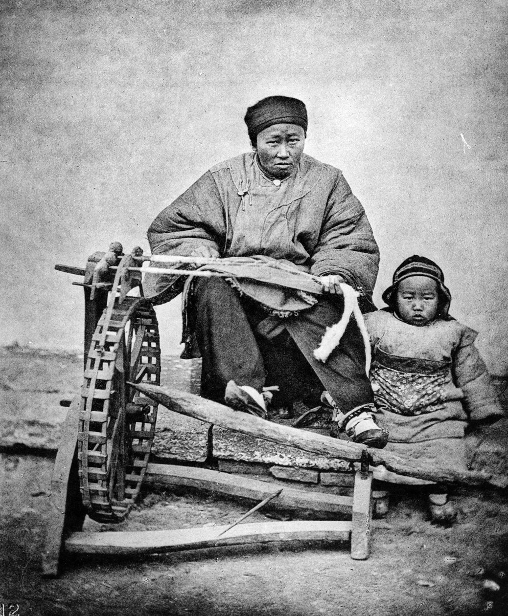 Mujer y niño con rueca, c.1870s de John Thomson