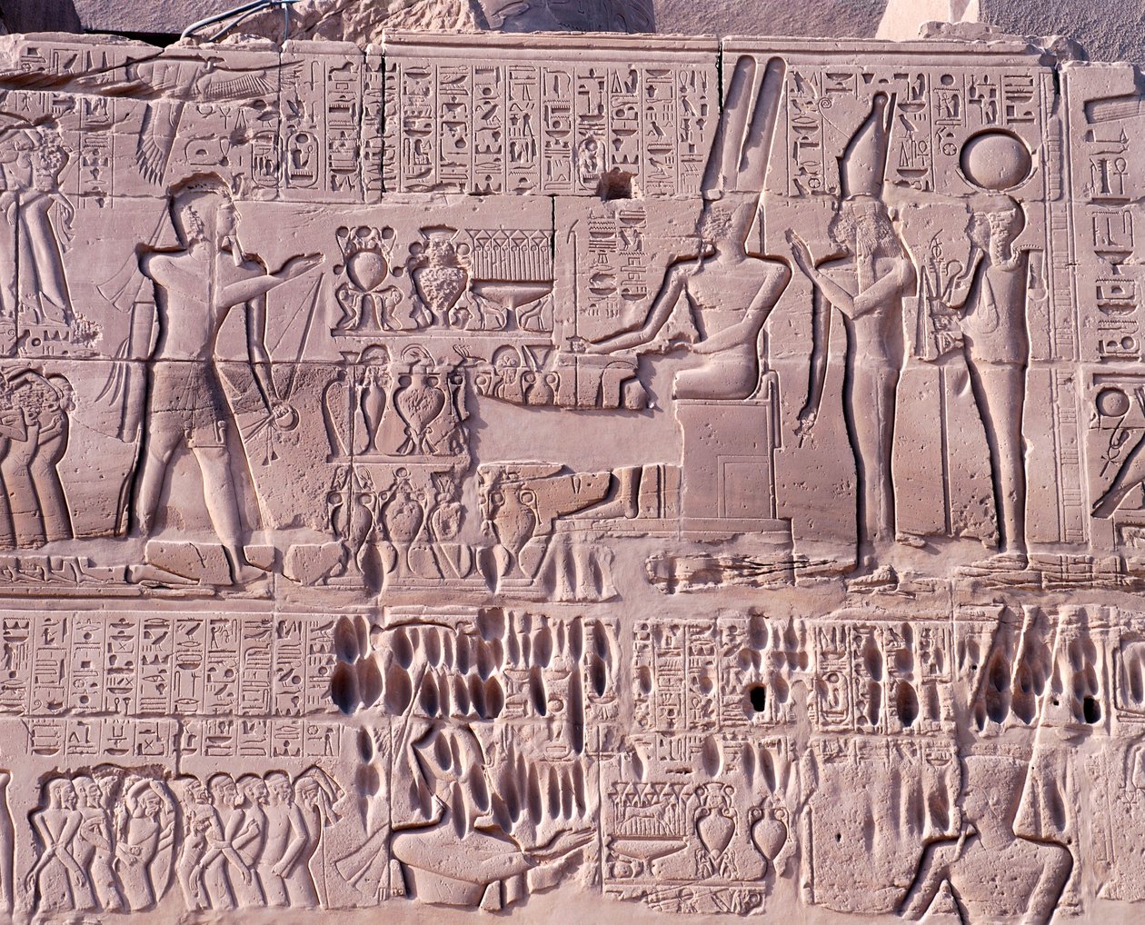Egipto, Tebas Antigua, Luxor, Complejo del Templo de Karnak, Recinto de Amón-Ra, Gran Sala Hipóstila, pared norte, relieve con escenas de guerra de Seti I en Siria y Palestina, detalle con ofrendas a los dioses de Walter Charles Mills