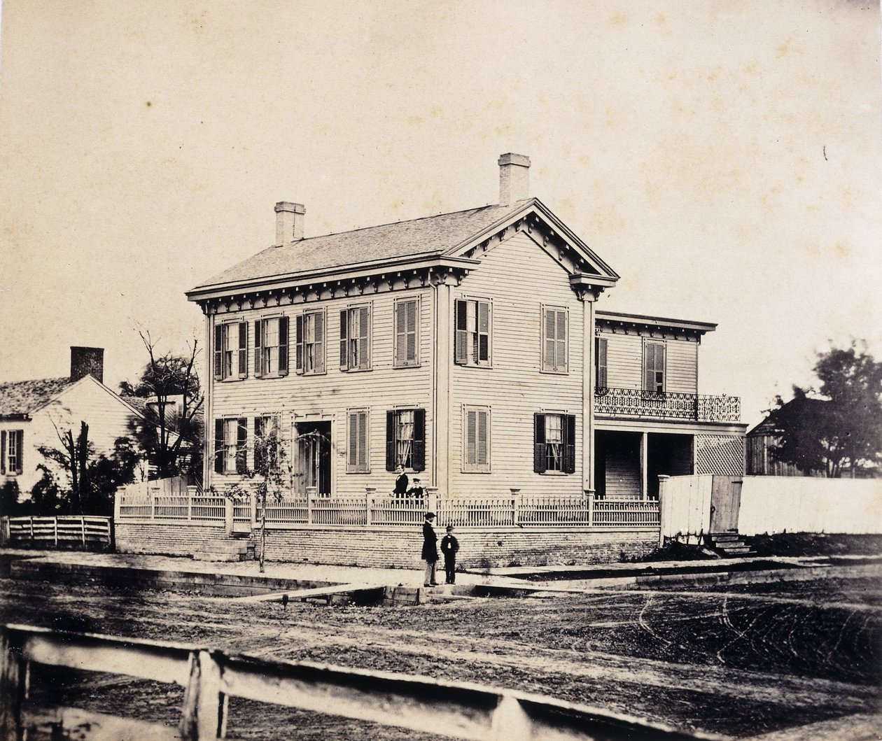 Abraham Lincoln posando frente a su casa en Springfield, Massachusetts, c.1860s-1870s (impresión de albúmina) de John Adams Whipple