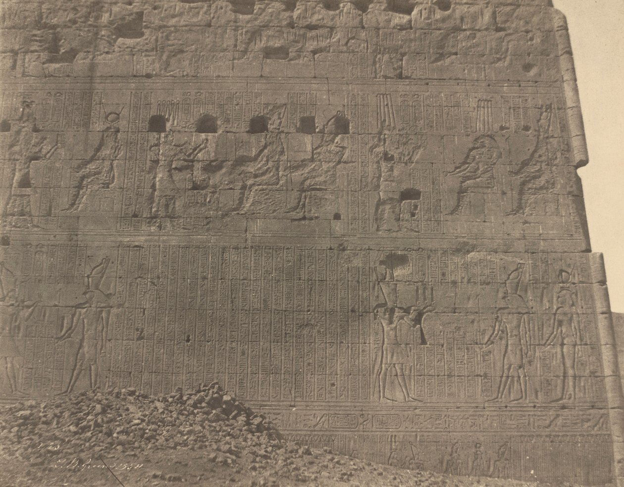 Edfu-Esculturas e inscripciones en la cara oriental,1854 (foto) de John Beasley Greene