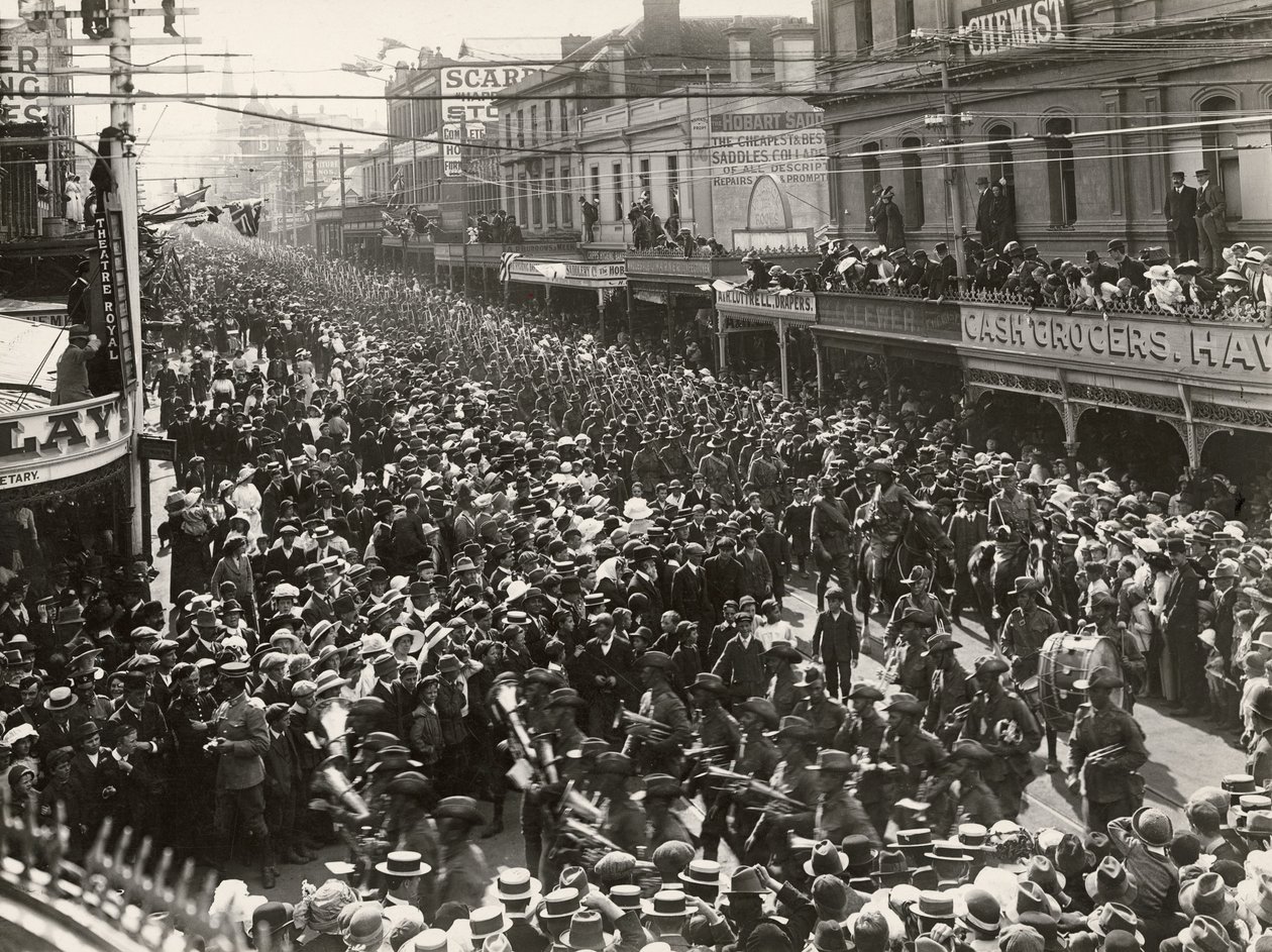 El 12º Batallón, AIF, marchando por la ciudad antes de embarcarse para el servicio en el extranjero, Hobart, Tasmania, 14 de octubre de 1914 de John Beattie