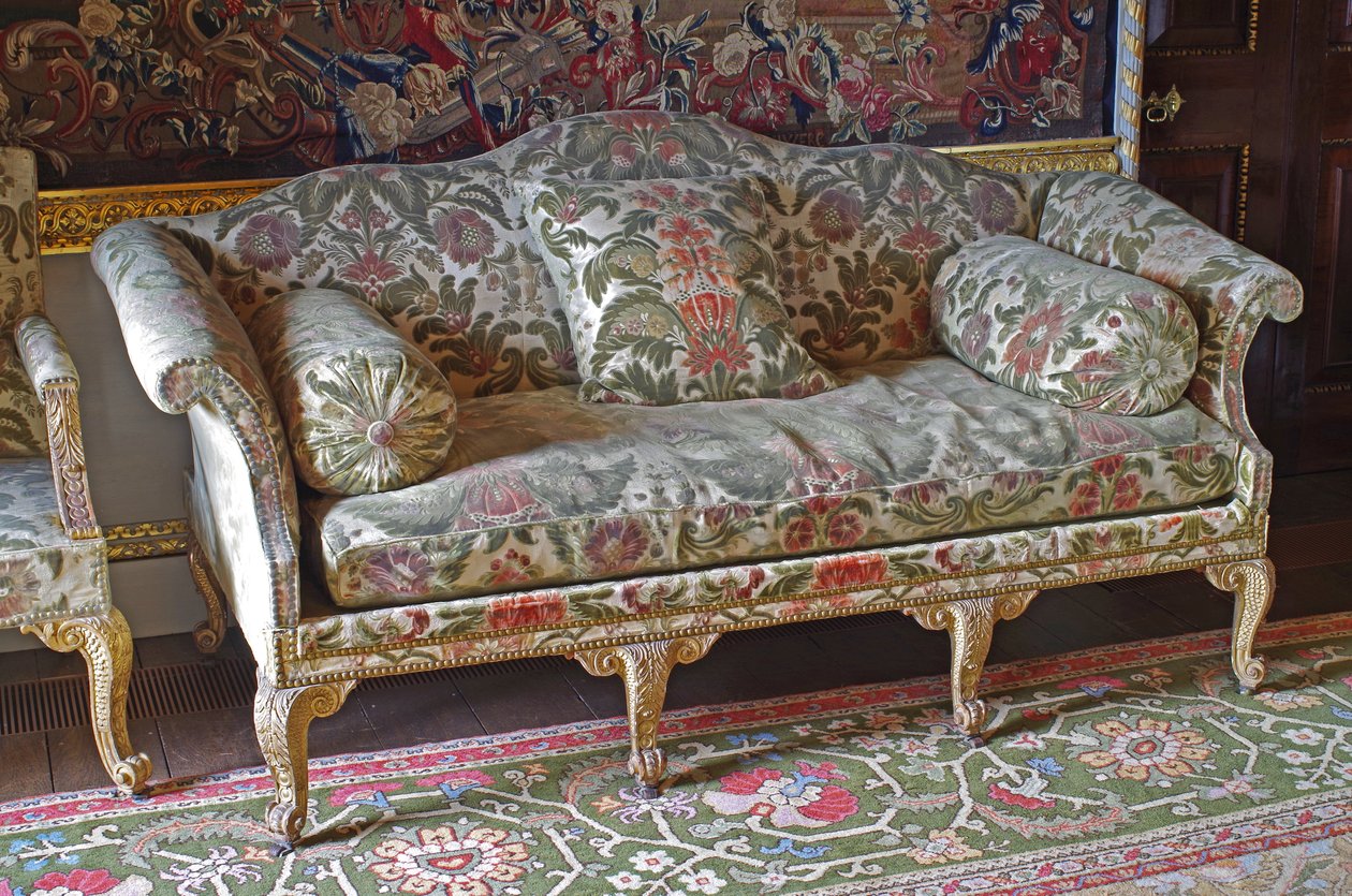 Una cama de soda con respaldo curvo de Jorge III dorada de John Bladwell