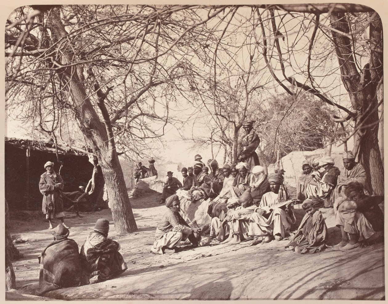 Una escena callejera en la ciudad de Jalalabad, 1878 de John Burke
