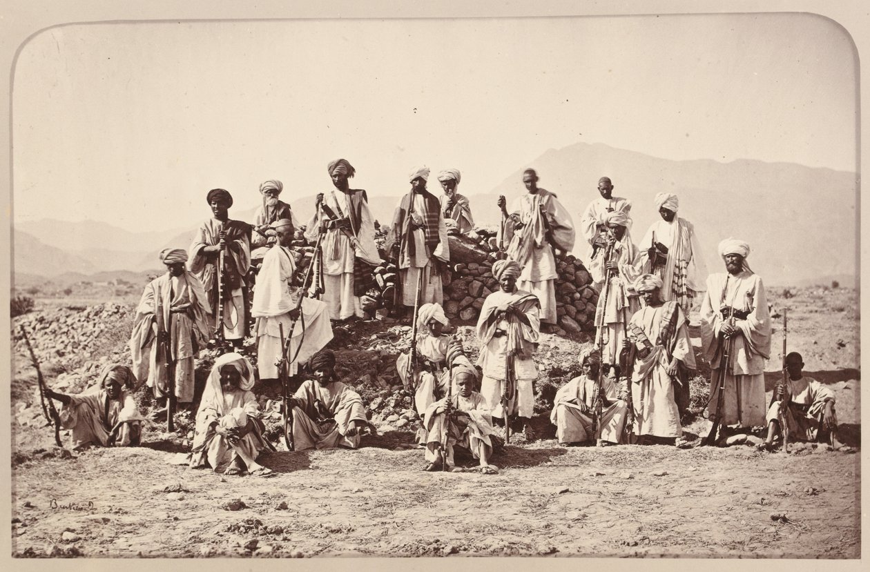 Puesto de Afridi cerca de Jumrood, Khyber y Rotass en la distancia, circa 1879 de John Burke