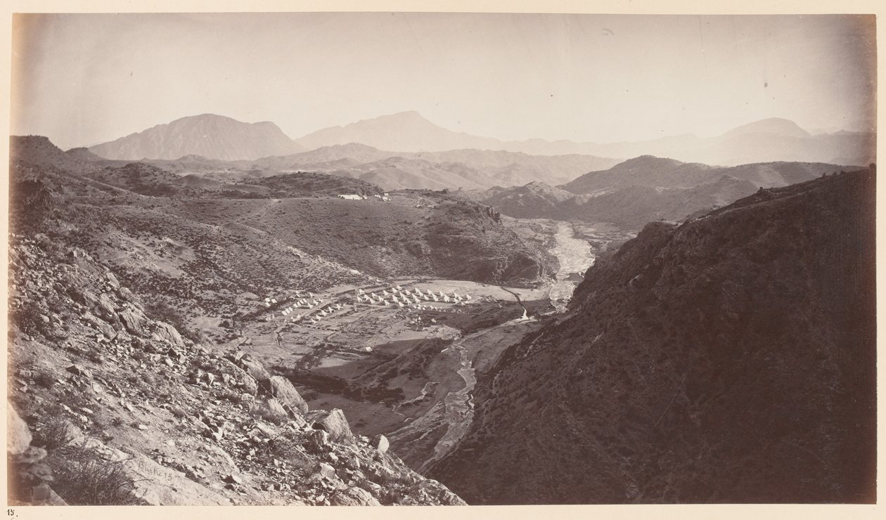 Vista general desde Ali Musjid, mirando hacia atrás hacia Peshawar, circa 1878 de John Burke