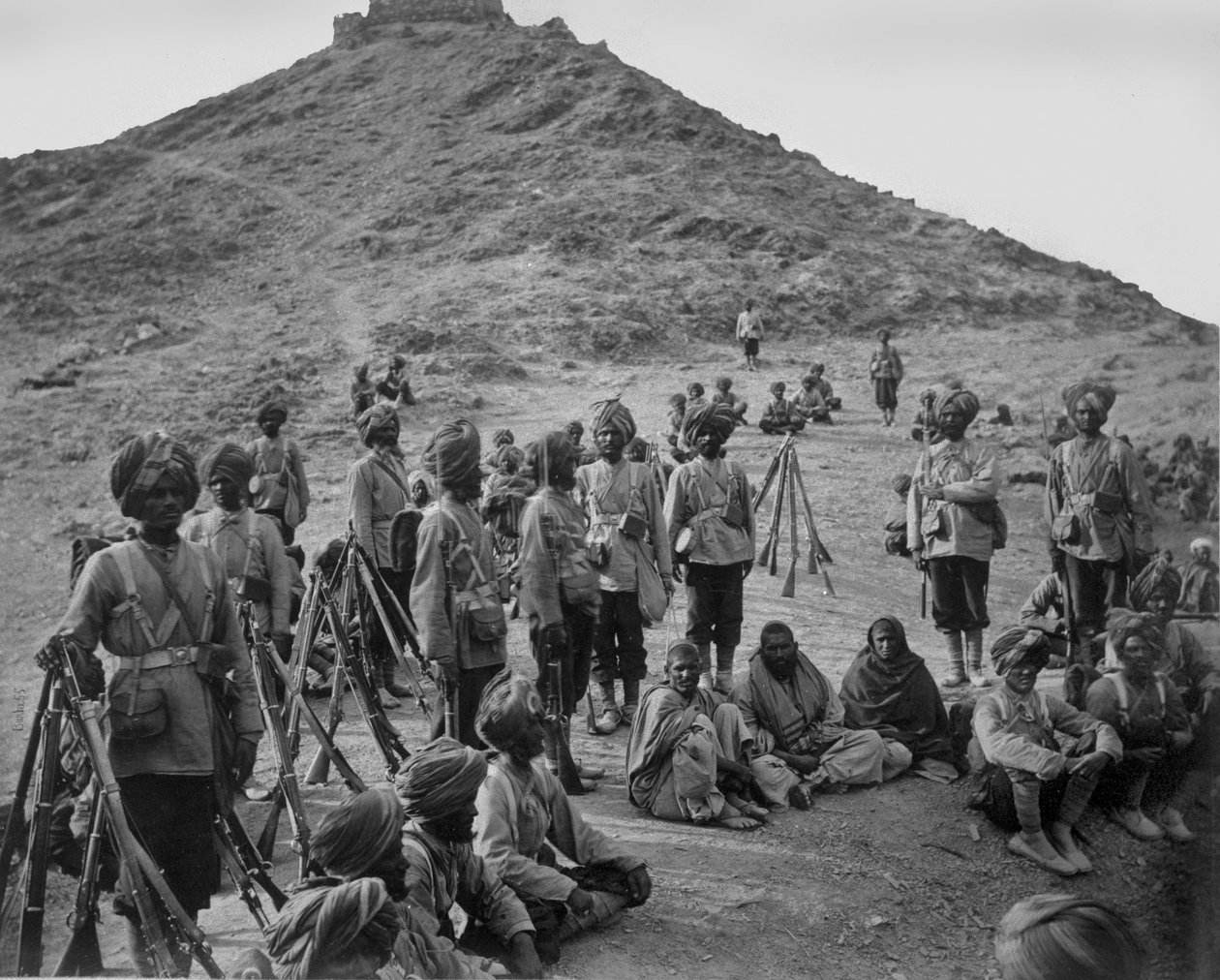 Alto de prisioneros de Bassaule con una escolta de la 45ª Infantería Nativa en el Khurd Khyber de John Burke