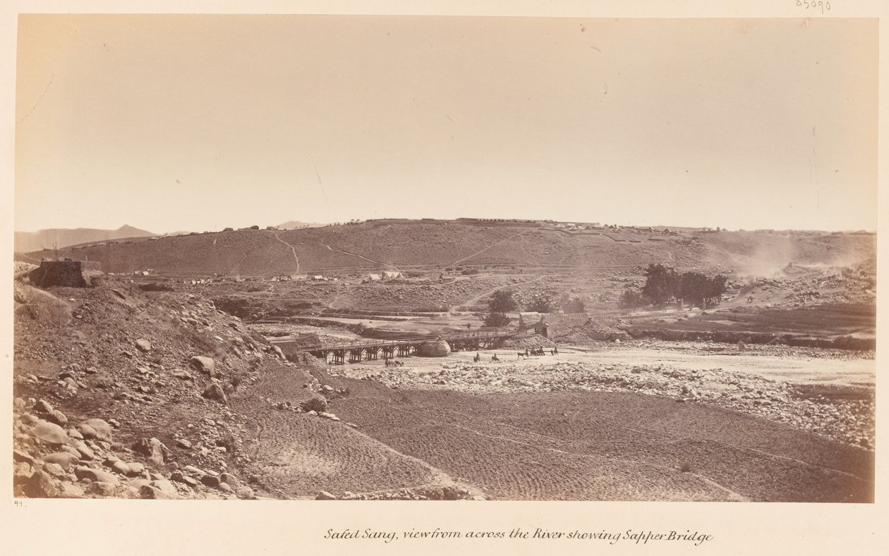 Safed Sang, visto desde el otro lado del río mostrando el Puente Sapper, circa 1878 de John Burke