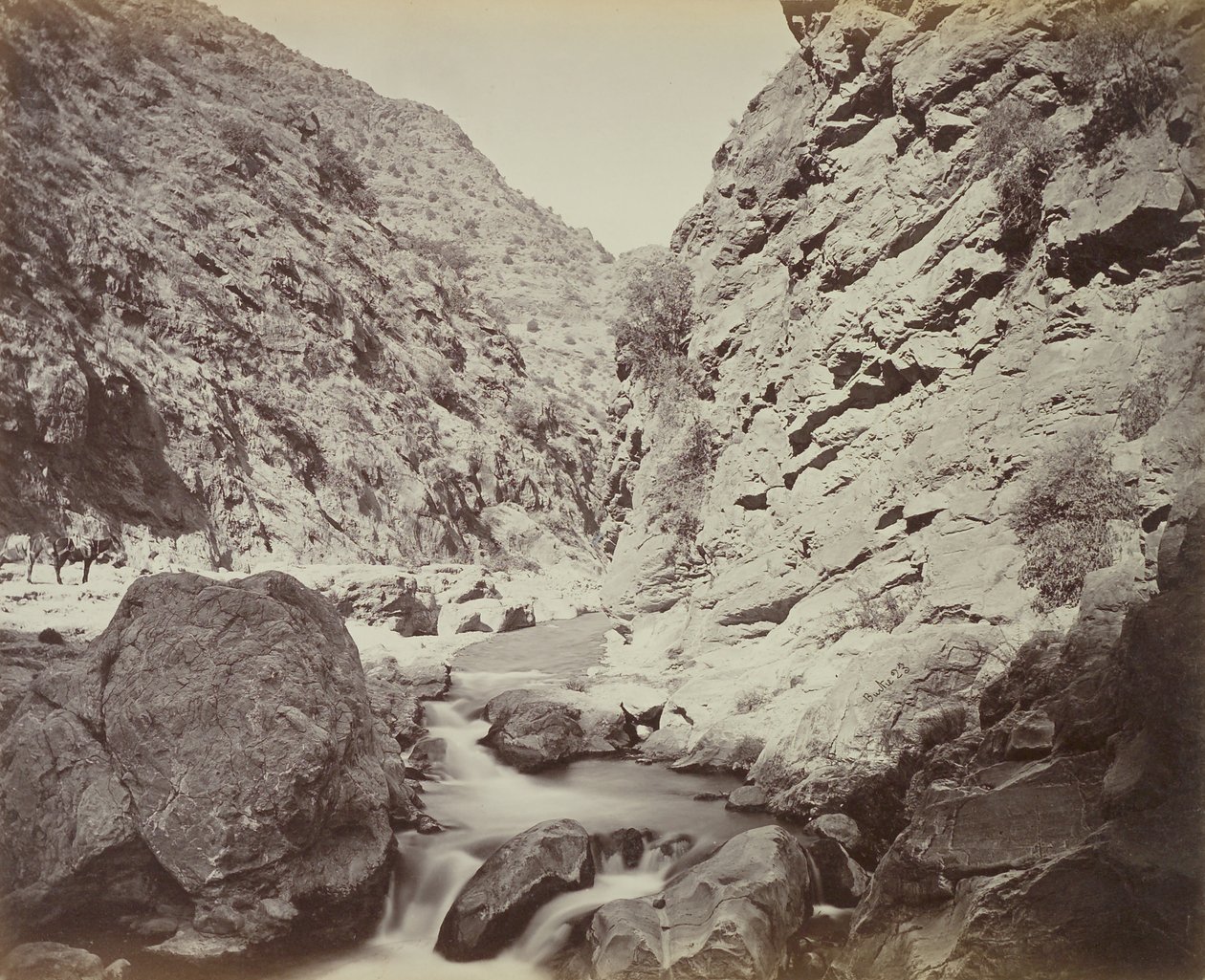 Giro brusco en el desfiladero [debajo de Ali Masjid], un tramo muy accidentado, 1879 de John Burke