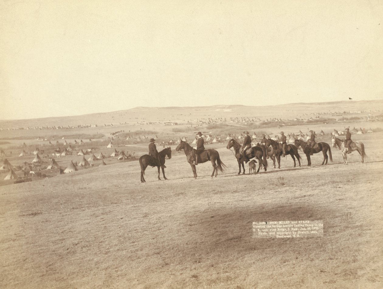 Gen. Miles y su personal viendo el campamento indio hostil más grande en EE.UU., cerca de Pine Ridge de John C. H. Grabill