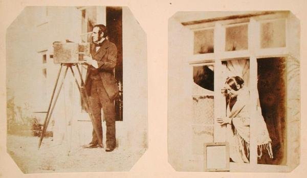 Autorretrato a la izquierda y Emma Thomasina Llewelyn imprimiendo un negativo de papel al sol a la derecha de John Dillwyn Llewelyn