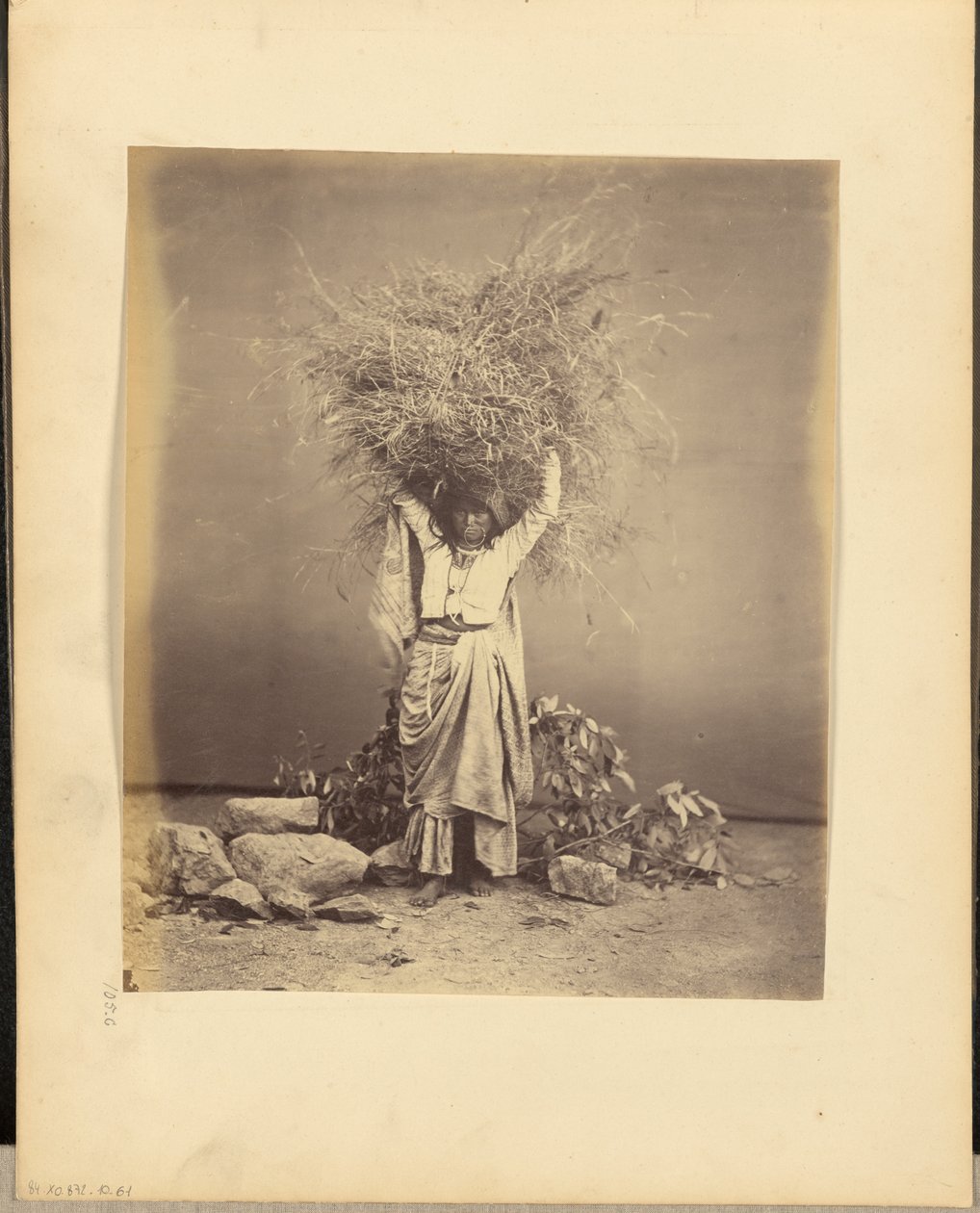 [Joven campesina india con ramitas en la cabeza] de John Edward Saché