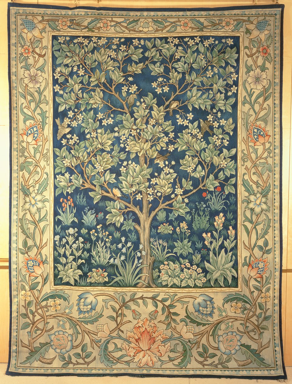 Tapiz de Portiere de árbol, hecho para William Morris & Co., c.1909 de John Henry Dearle