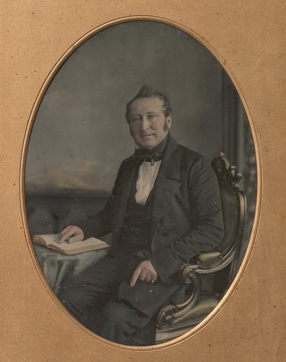 Hombre Sentado Señalando un Pasaje en un Libro Abierto, 1850s de John Jabez Edwin Mayall