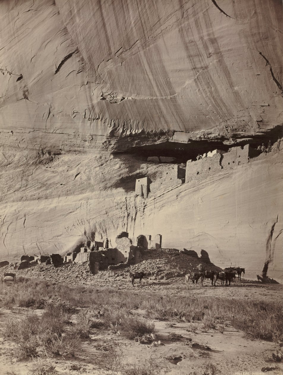Ruinas de viviendas en acantilados, Cañón de Chelly, Arizona de John K. Hillers