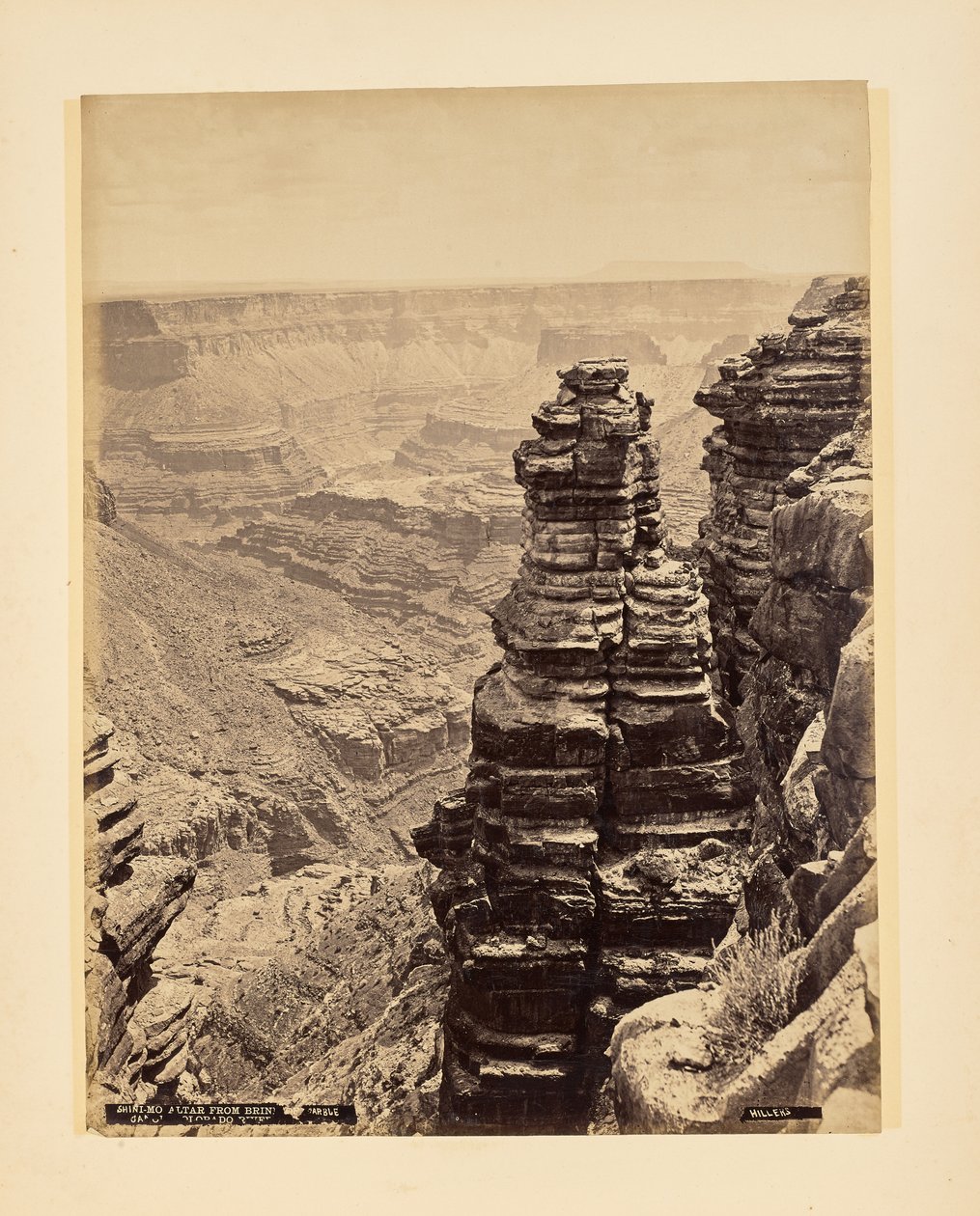 Altar de Shini-Mo, en Brink of Marble Canyon, río Colorado de John K. Hillers