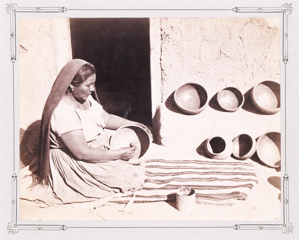 Mujer puliendo cerámica de John K. Hillers