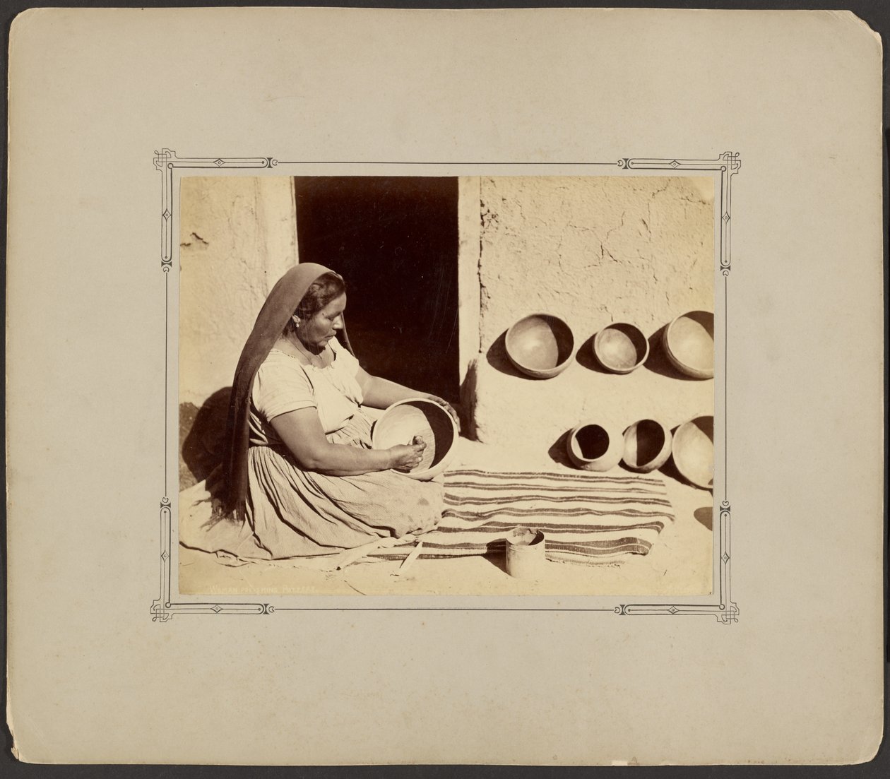 Mujer puliendo cerámica de John K. Hillers