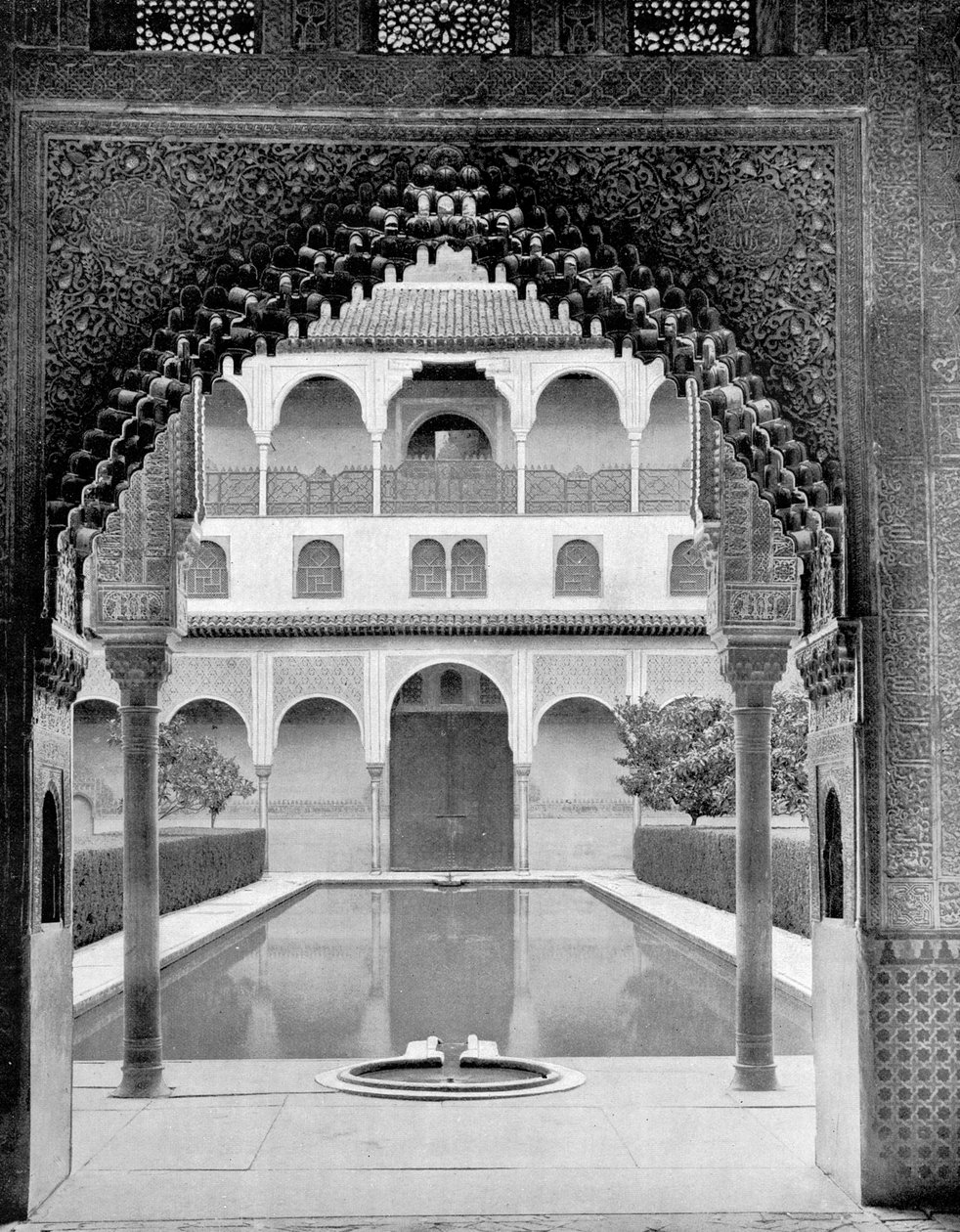 Patio de los Arrayanes, Alhambra, España, 1893 de John L. Stoddard
