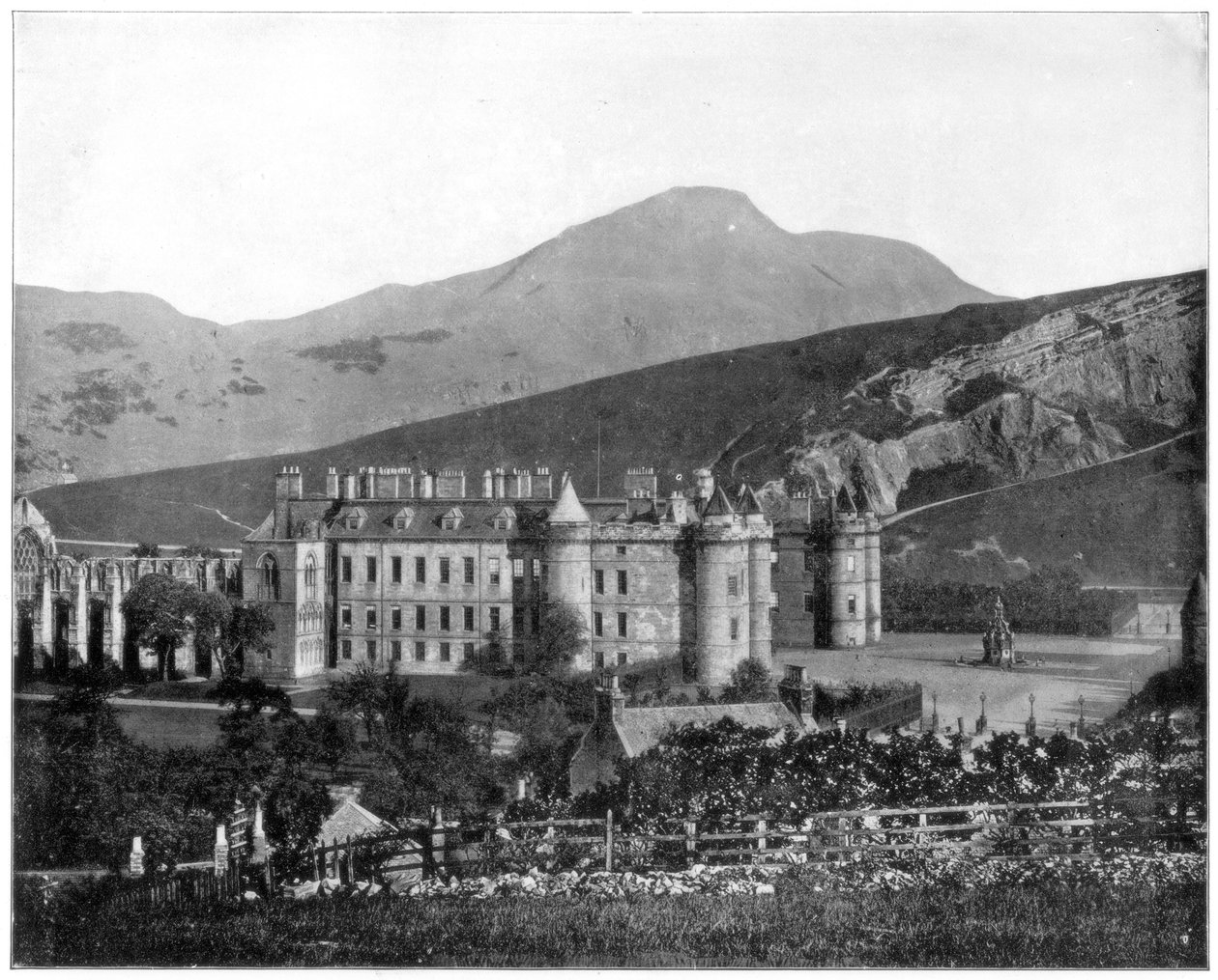 Palacio de Holyrood, Edimburgo, Escocia, finales del siglo XIX de John L. Stoddard